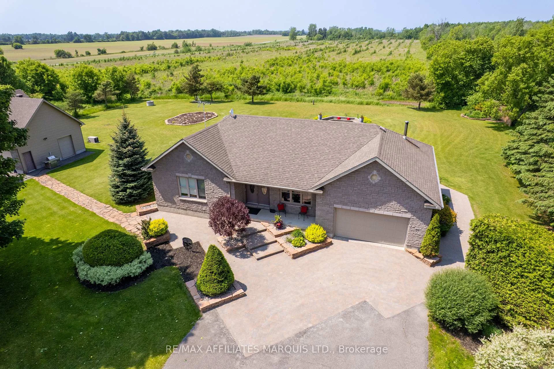 Photo 2 of 17623 Sandringham Road, North Stormont, North Stormont (Roxborough) Twp — HOMEH