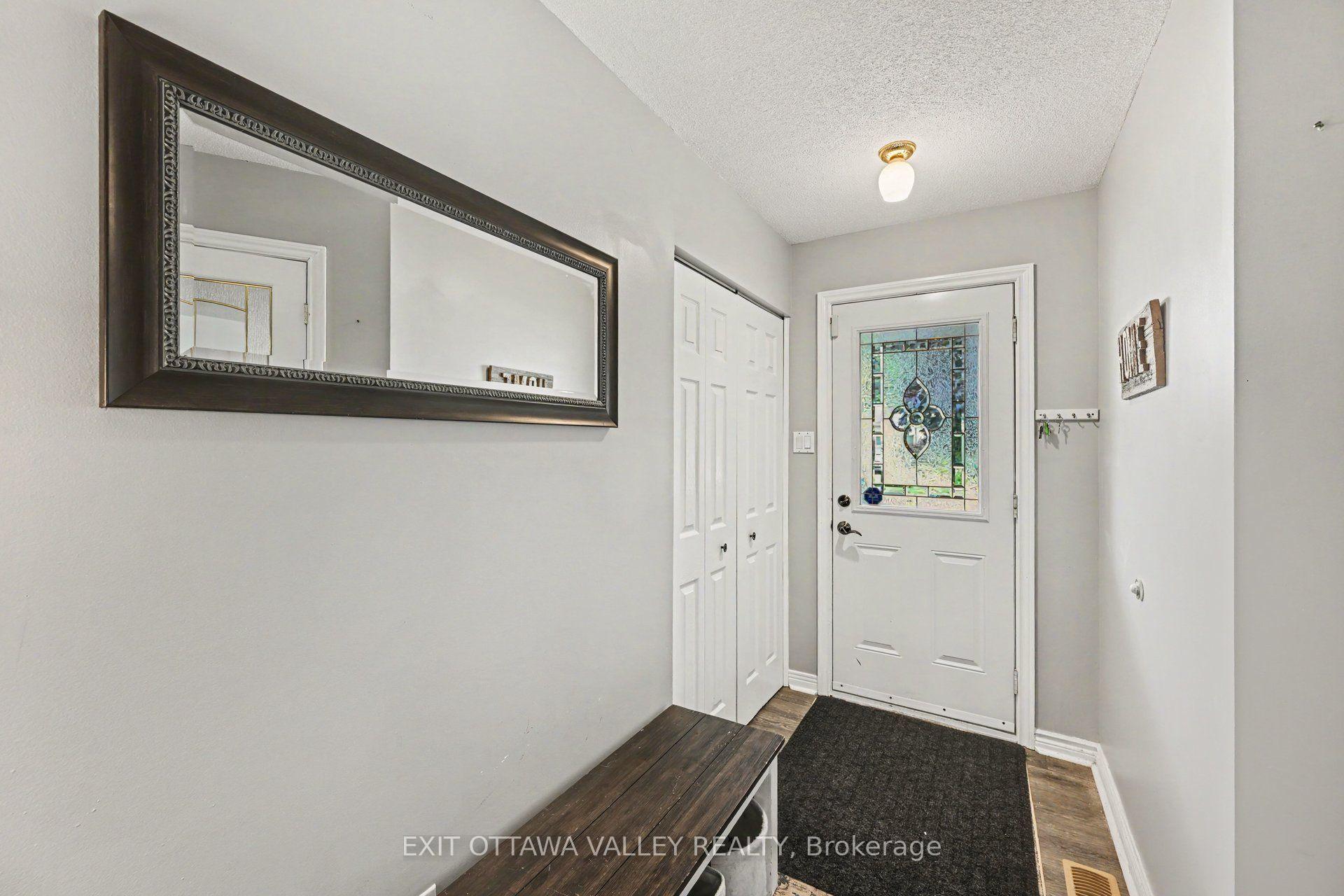 Photo 2 of 11 Maple Drive, Arnprior, Arnprior — HOMEH