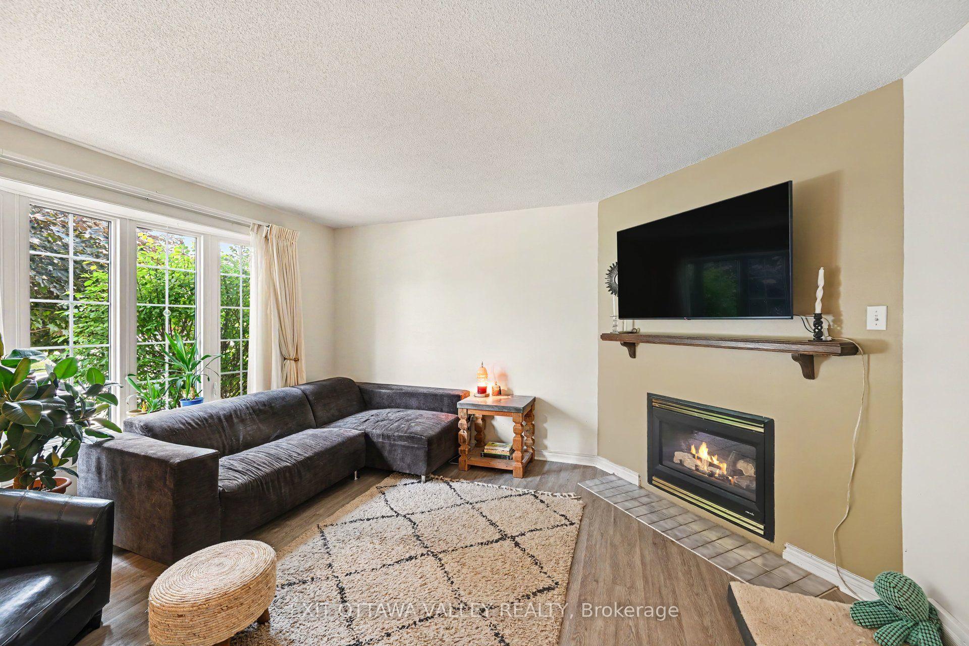 Photo 3 of 11 Maple Drive, Arnprior, Arnprior — HOMEH