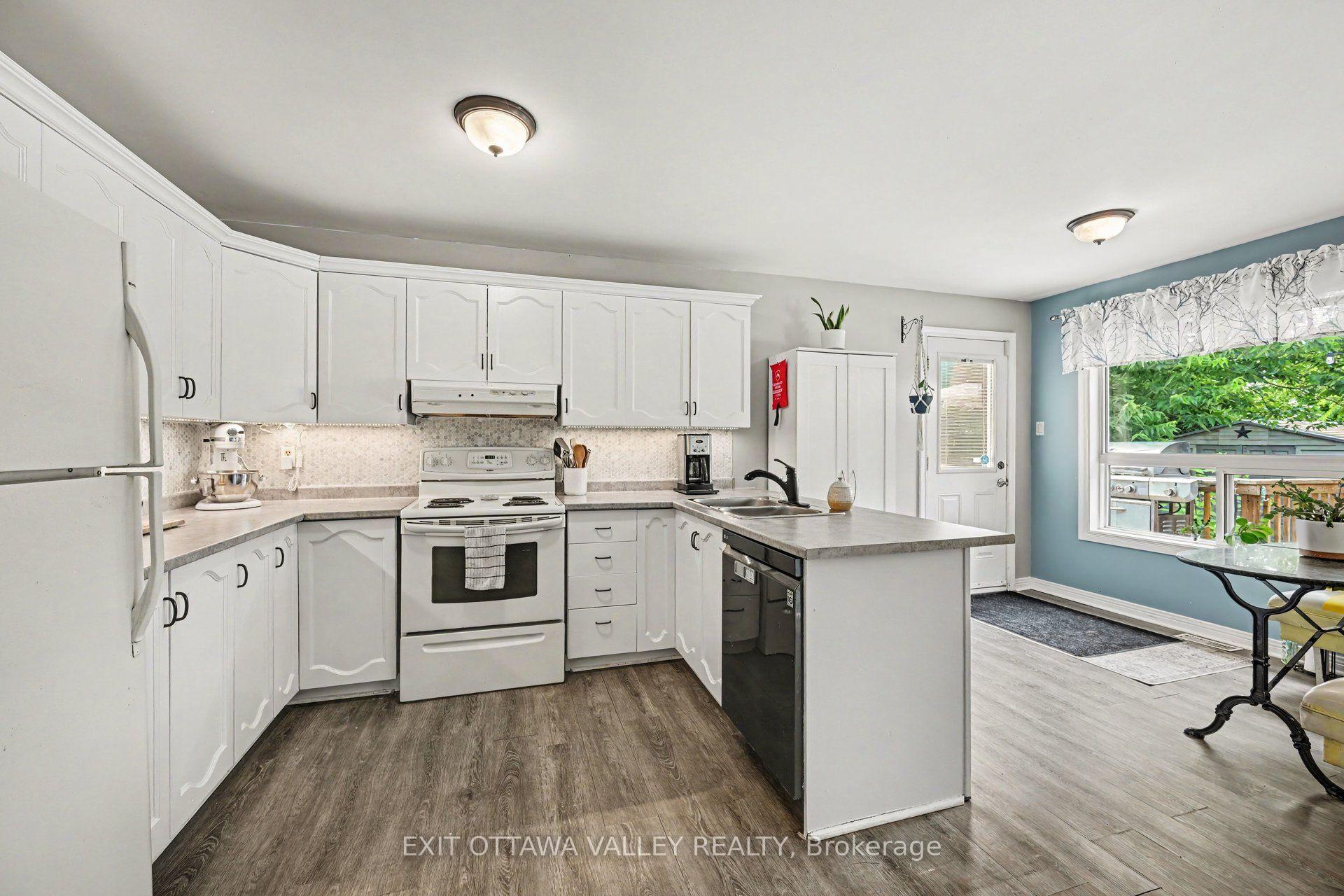 Photo 5 of 11 Maple Drive, Arnprior, Arnprior — HOMEH