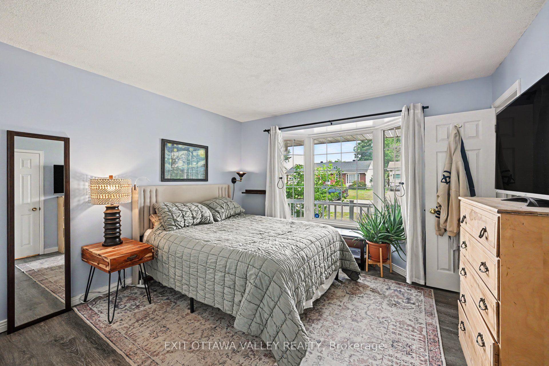 Photo 6 of 11 Maple Drive, Arnprior, Arnprior — HOMEH