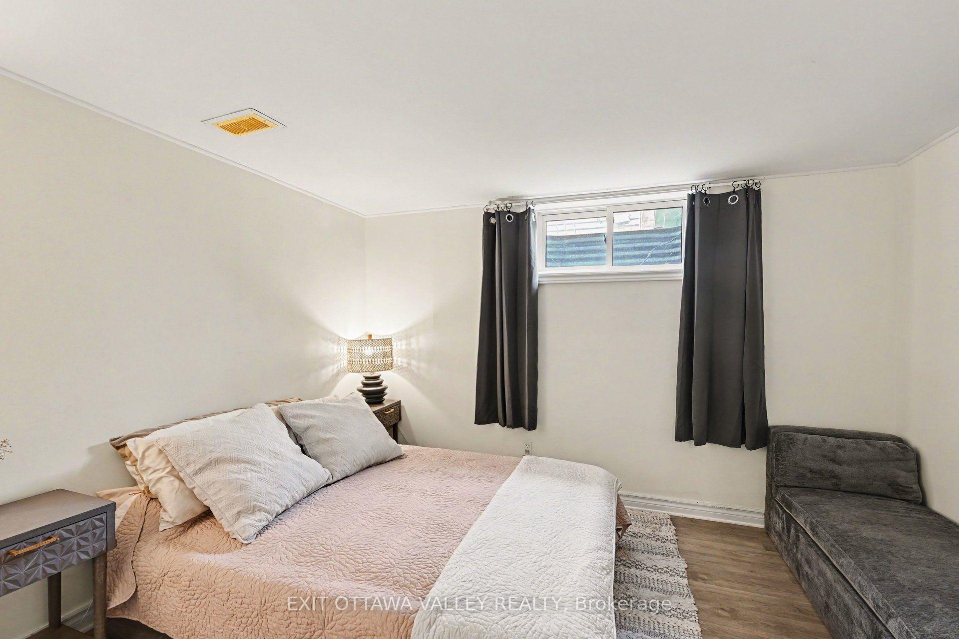 Photo 9 of 11 Maple Drive, Arnprior, Arnprior — HOMEH