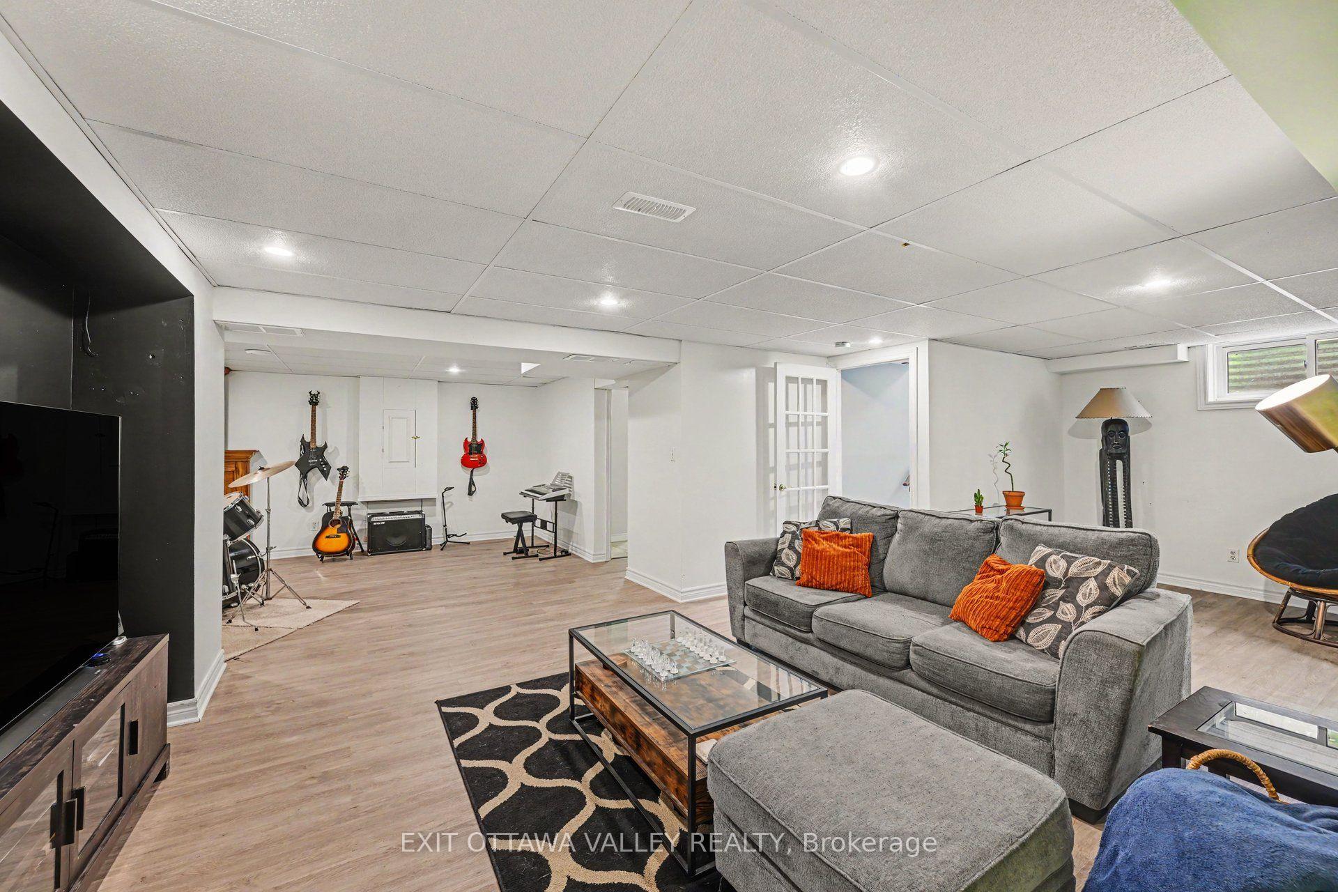 Photo 12 of 11 Maple Drive, Arnprior, Arnprior — HOMEH
