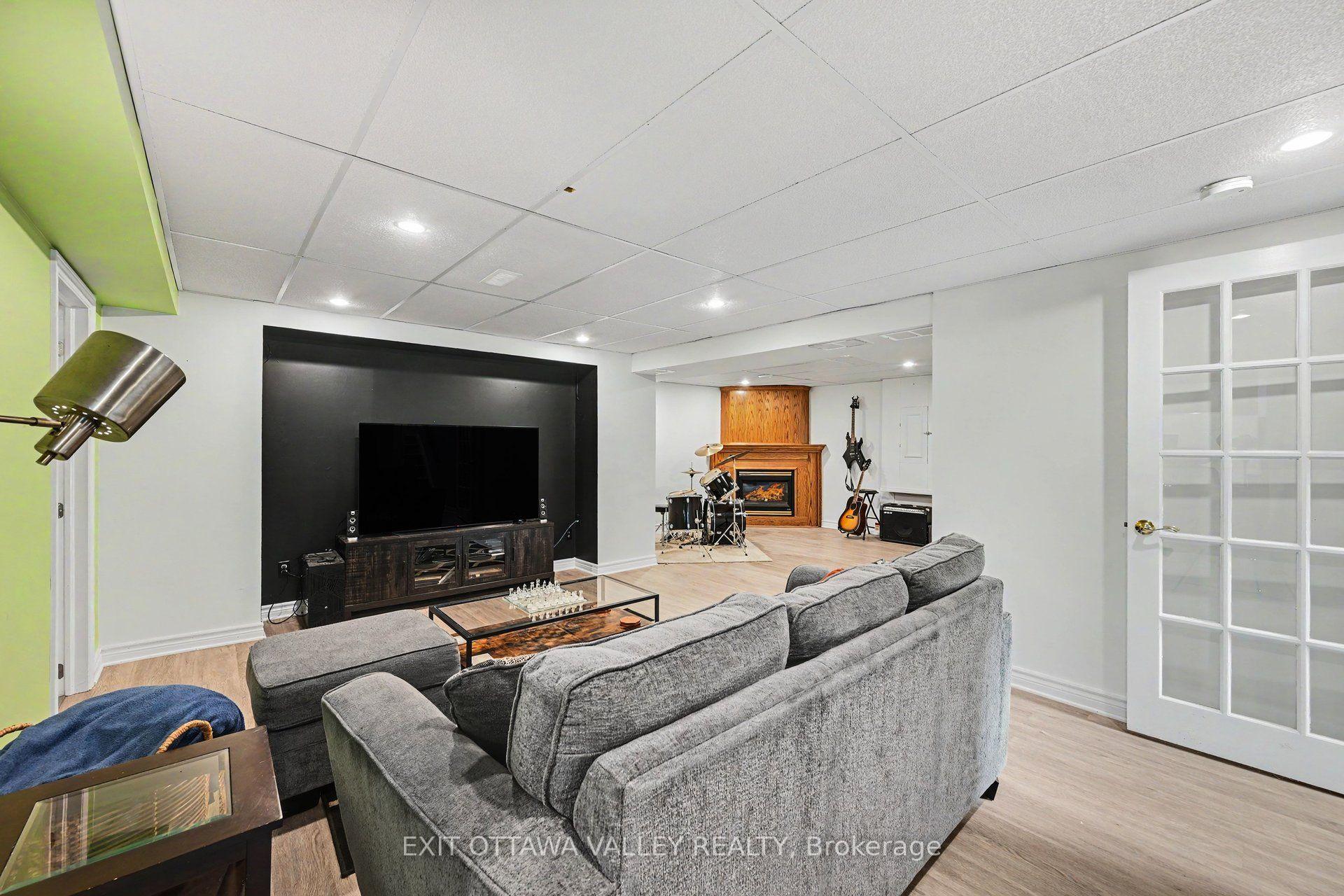 Photo 13 of 11 Maple Drive, Arnprior, Arnprior — HOMEH