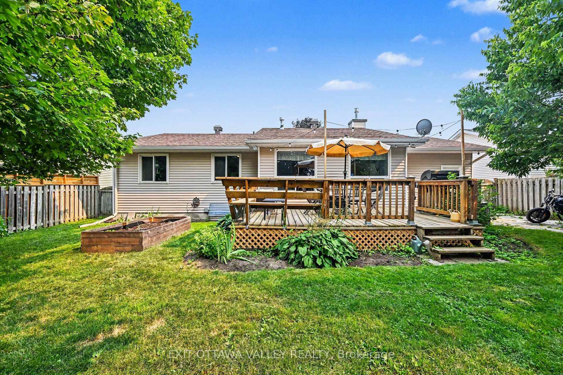 Photo 17 of 11 Maple Drive, Arnprior, Arnprior — HOMEH