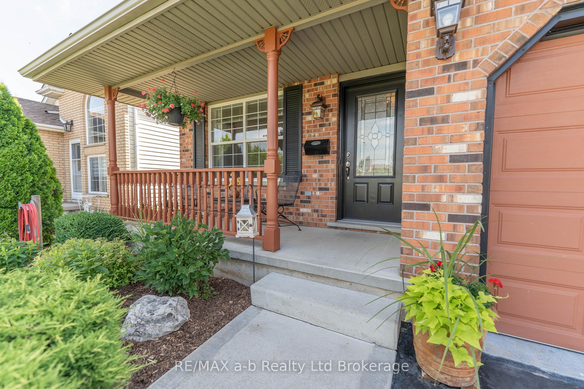 Photo 4 of 10 Peach Street, Tillsonburg — HOMEH