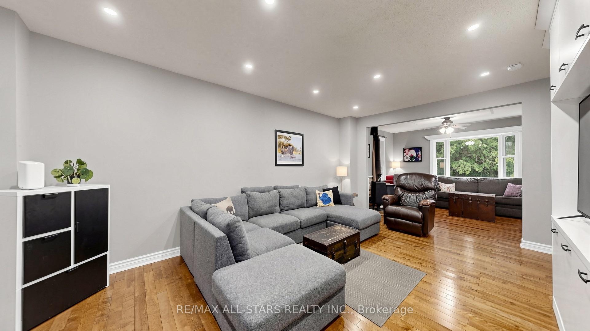 Photo 15 of 28 Florence Drive, Georgina, Pefferlaw — HOMEH