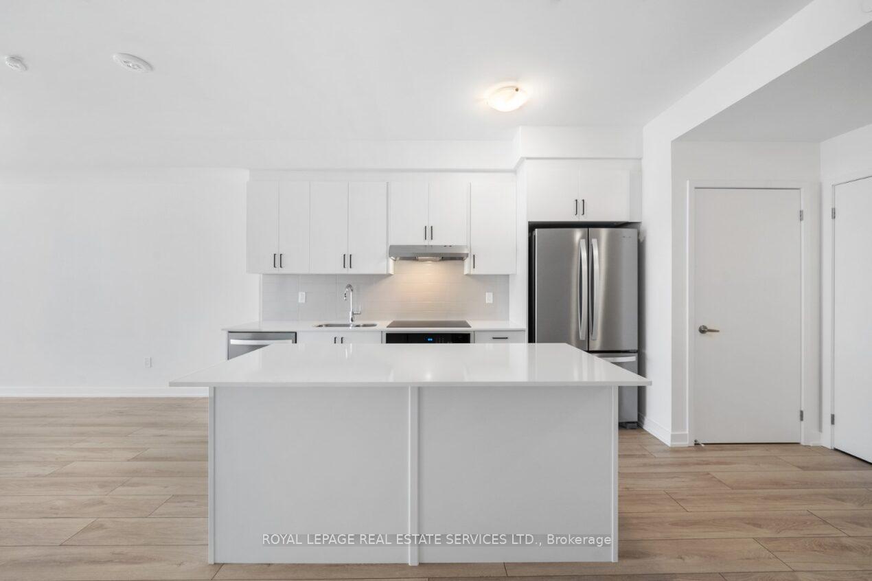 Photo 2 of Unit 705, 1035 Southdown Road, Mississauga, Clarkson — HOMEH
