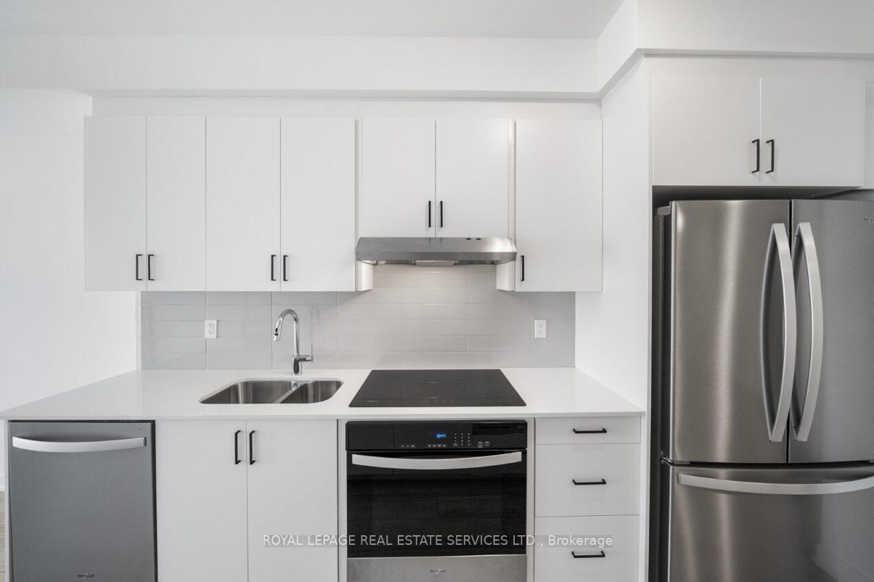 Photo 4 of Unit 705, 1035 Southdown Road, Mississauga, Clarkson — HOMEH