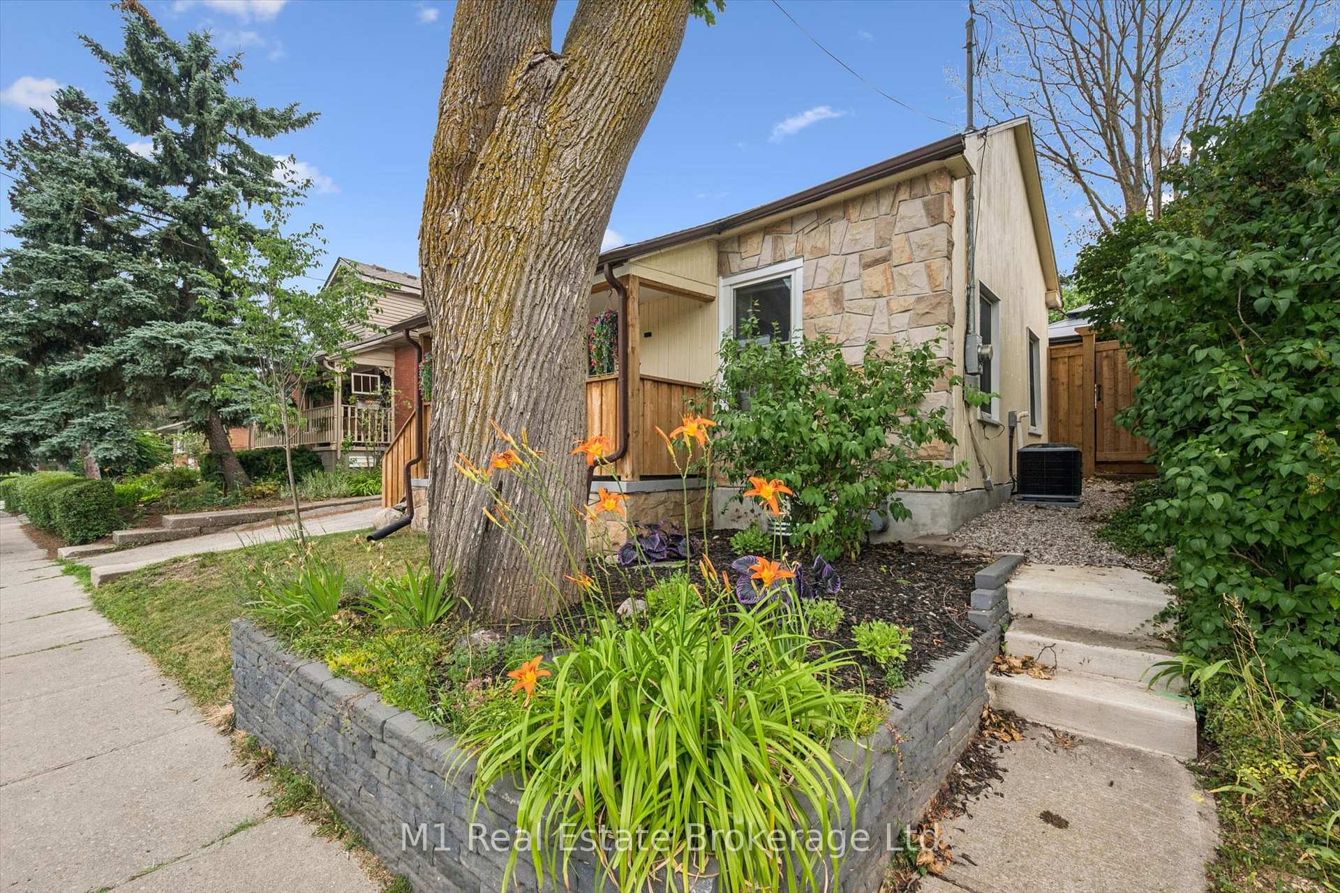 Photo 3 of 31 Bagot Street, Guelph, Junction/Onward Willow — HOMEH