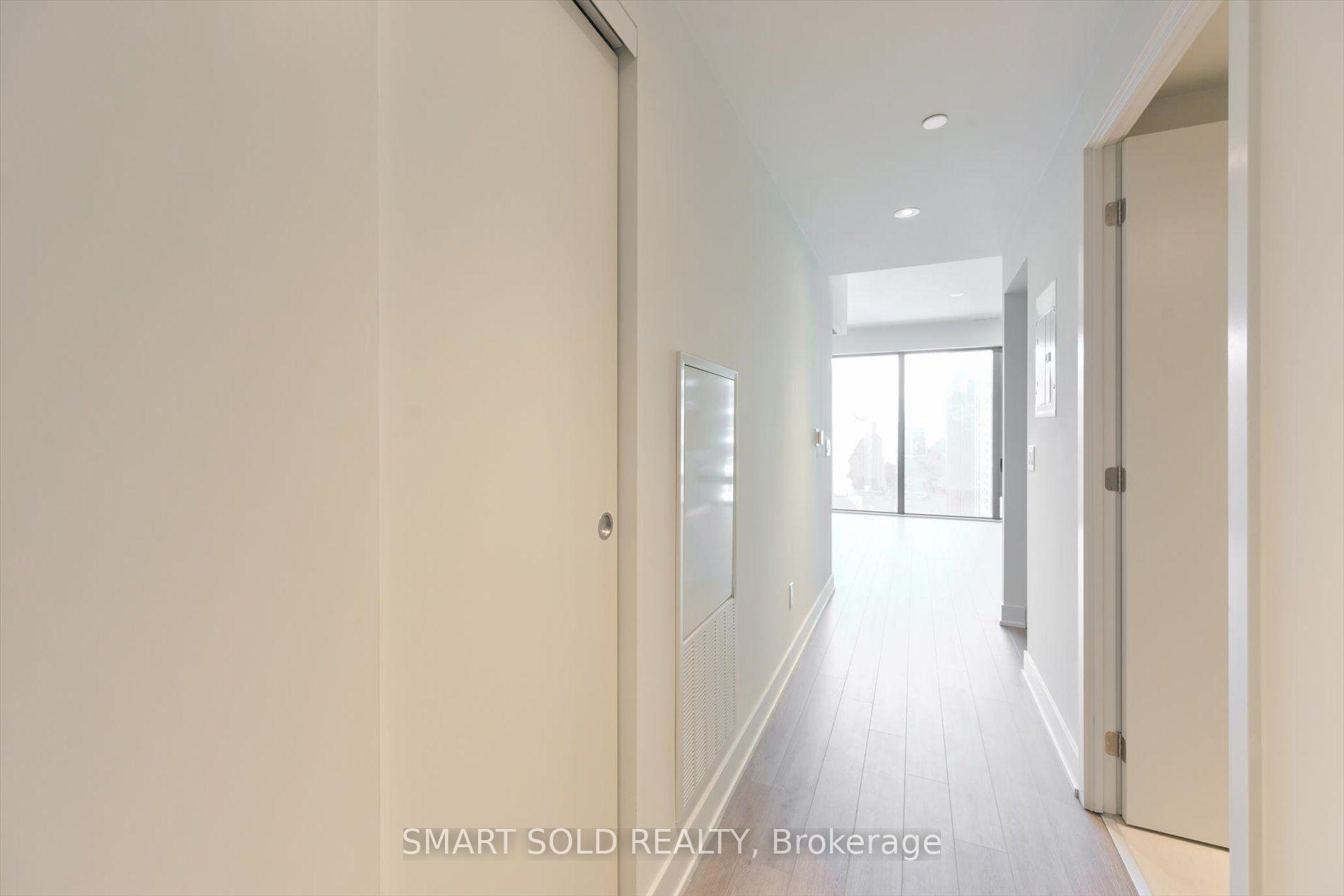 Photo 6 of Unit 807, 8 Cumberland Street, Toronto, The Annex — HOMEH