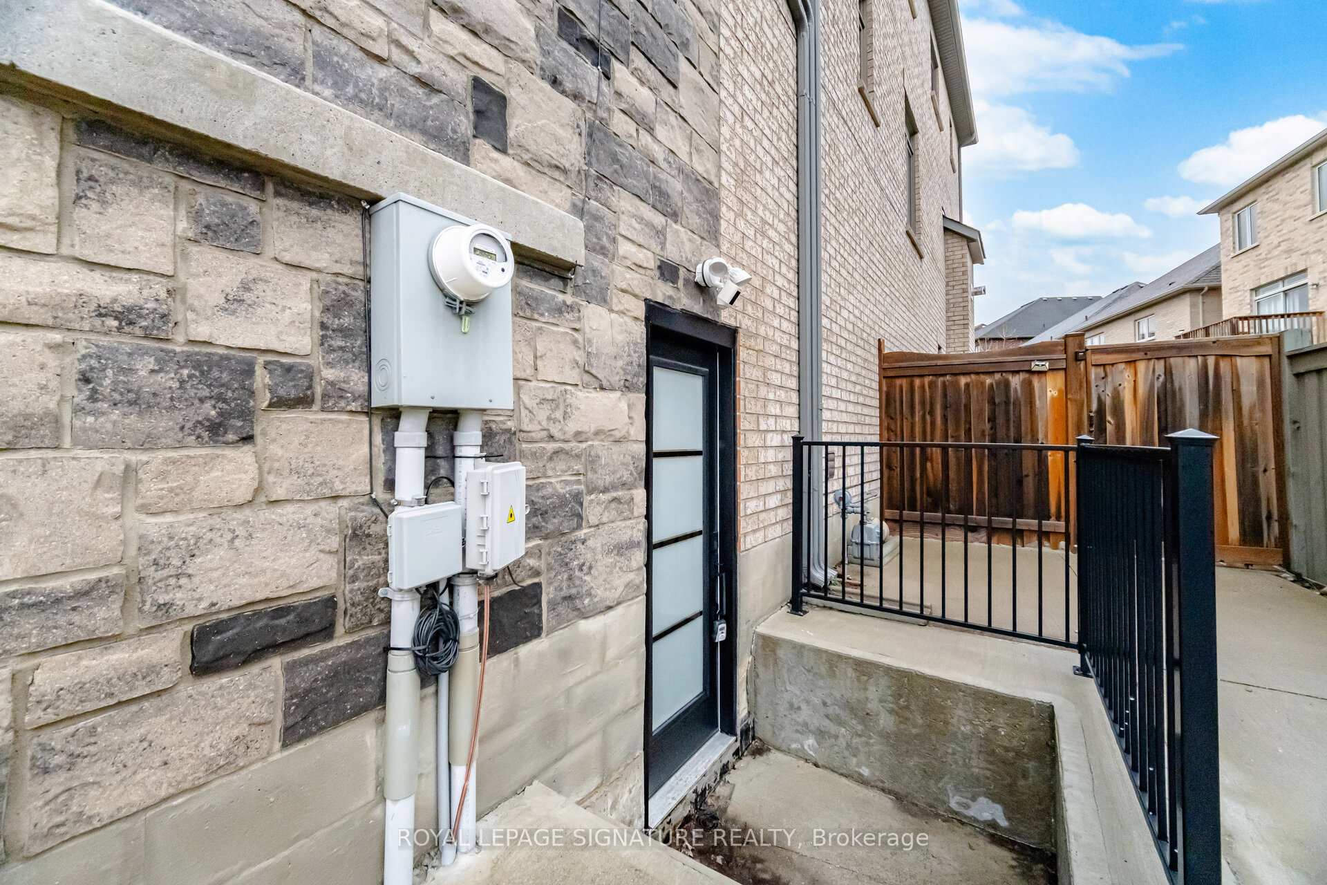 Photo 4 of Unit 2, 91 Roulette Crescent, Brampton, Northwest Brampton — HOMEH