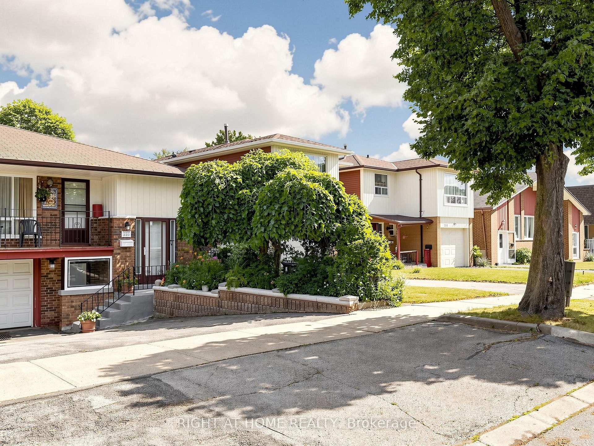 Photo 2 of 227 Apache Trail, North York, Pleasant View — HOMEH