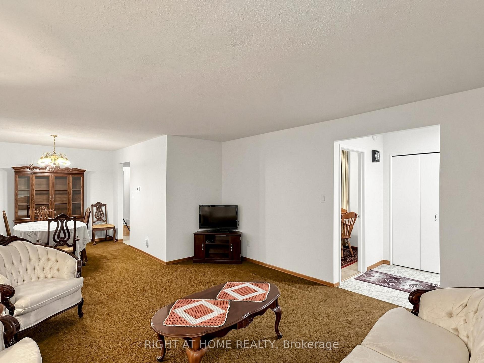 Photo 10 of 227 Apache Trail, North York, Pleasant View — HOMEH
