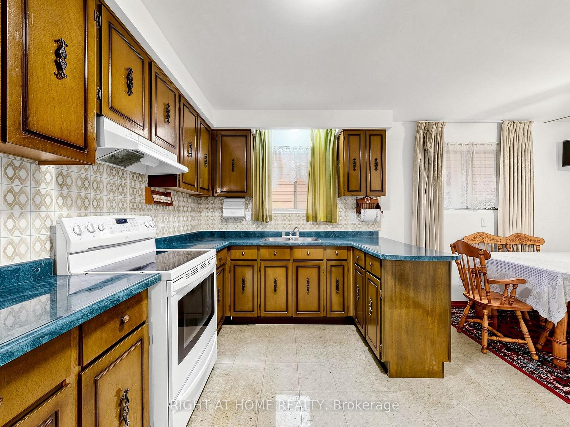 Photo 14 of 227 Apache Trail, North York, Pleasant View — HOMEH