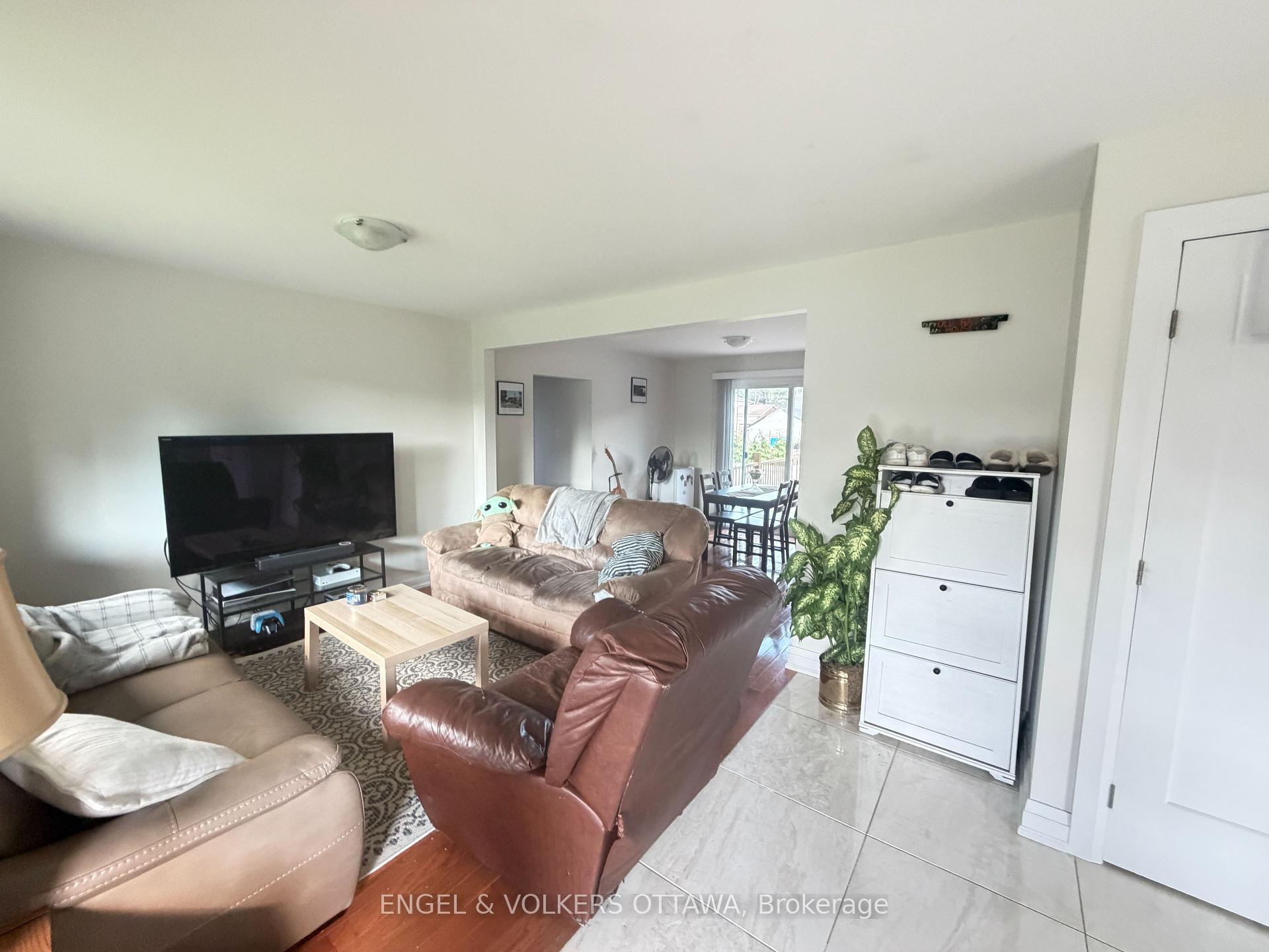 Photo 4 of 44 Granton Avenue, Ottawa, Meadowlands/St. Claire Gardens — HOMEH