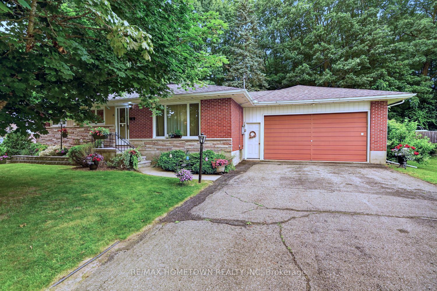 Photo 2 of 21 Fairway Crescent, Brockville, Brockville — HOMEH
