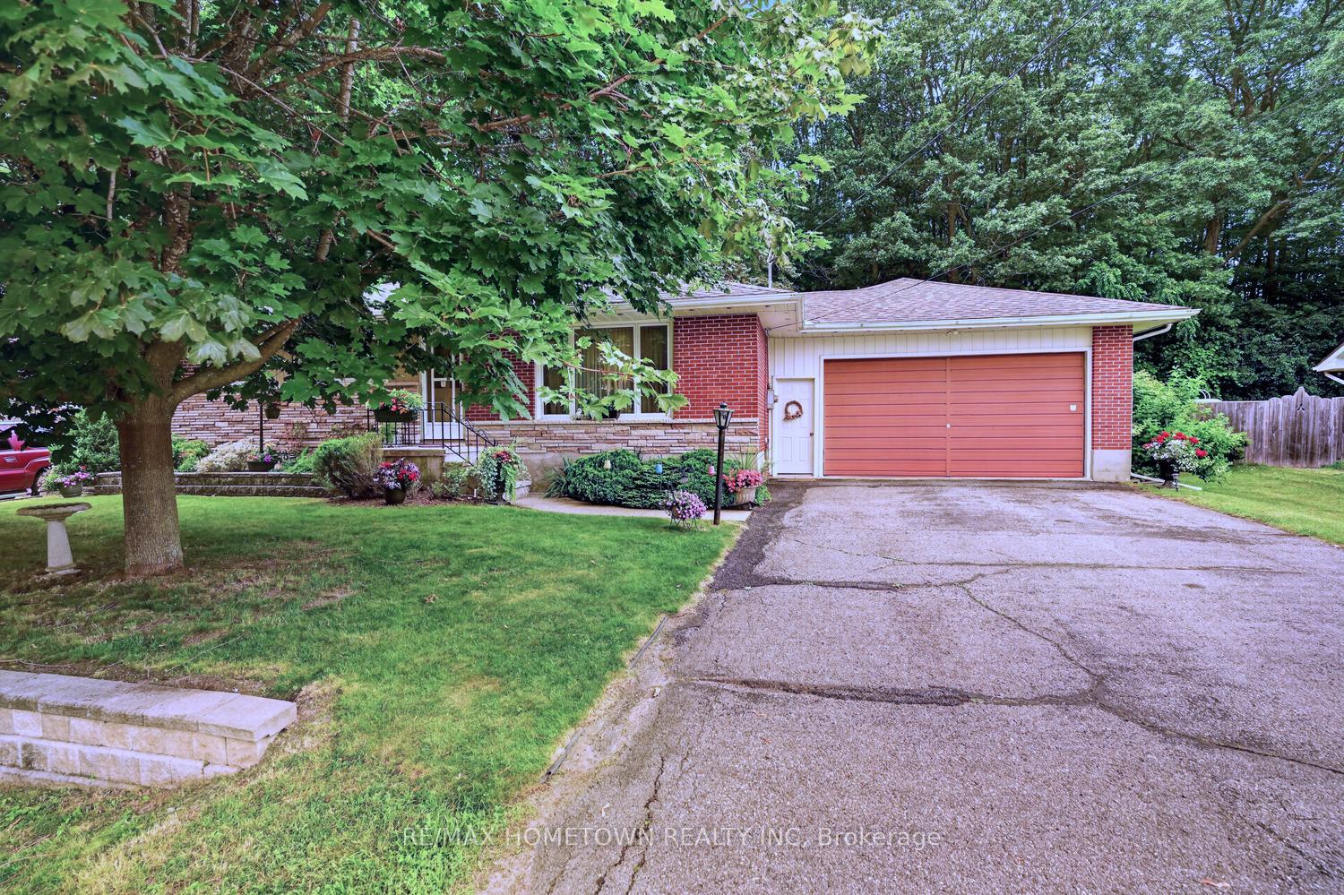Photo 3 of 21 Fairway Crescent, Brockville, Brockville — HOMEH