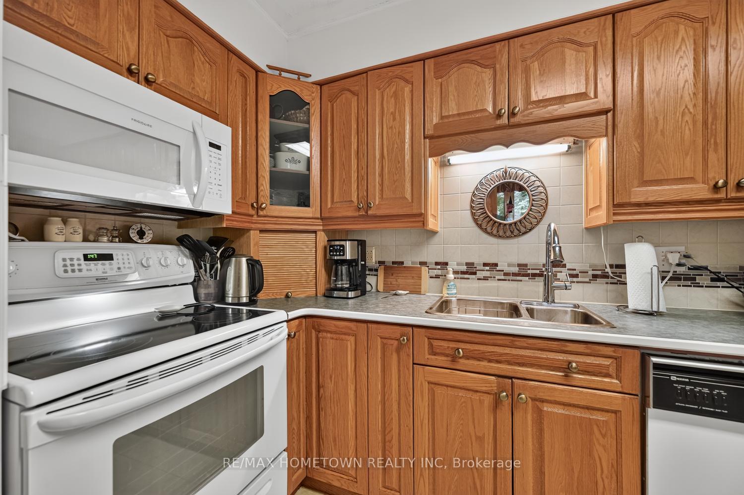 Photo 11 of 21 Fairway Crescent, Brockville, Brockville — HOMEH