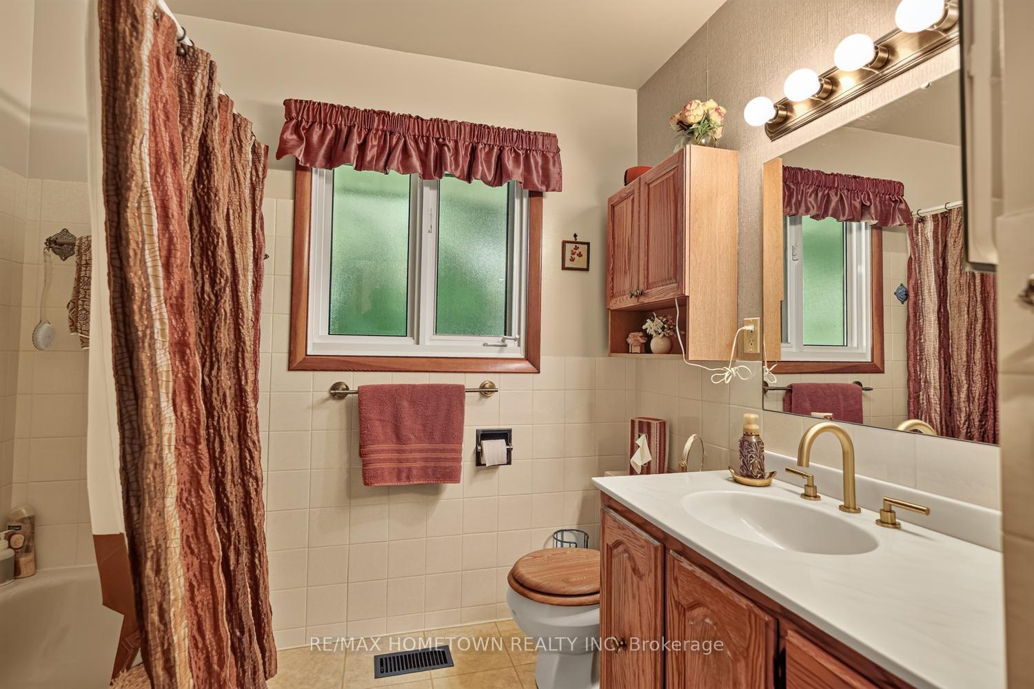 Photo 17 of 21 Fairway Crescent, Brockville, Brockville — HOMEH