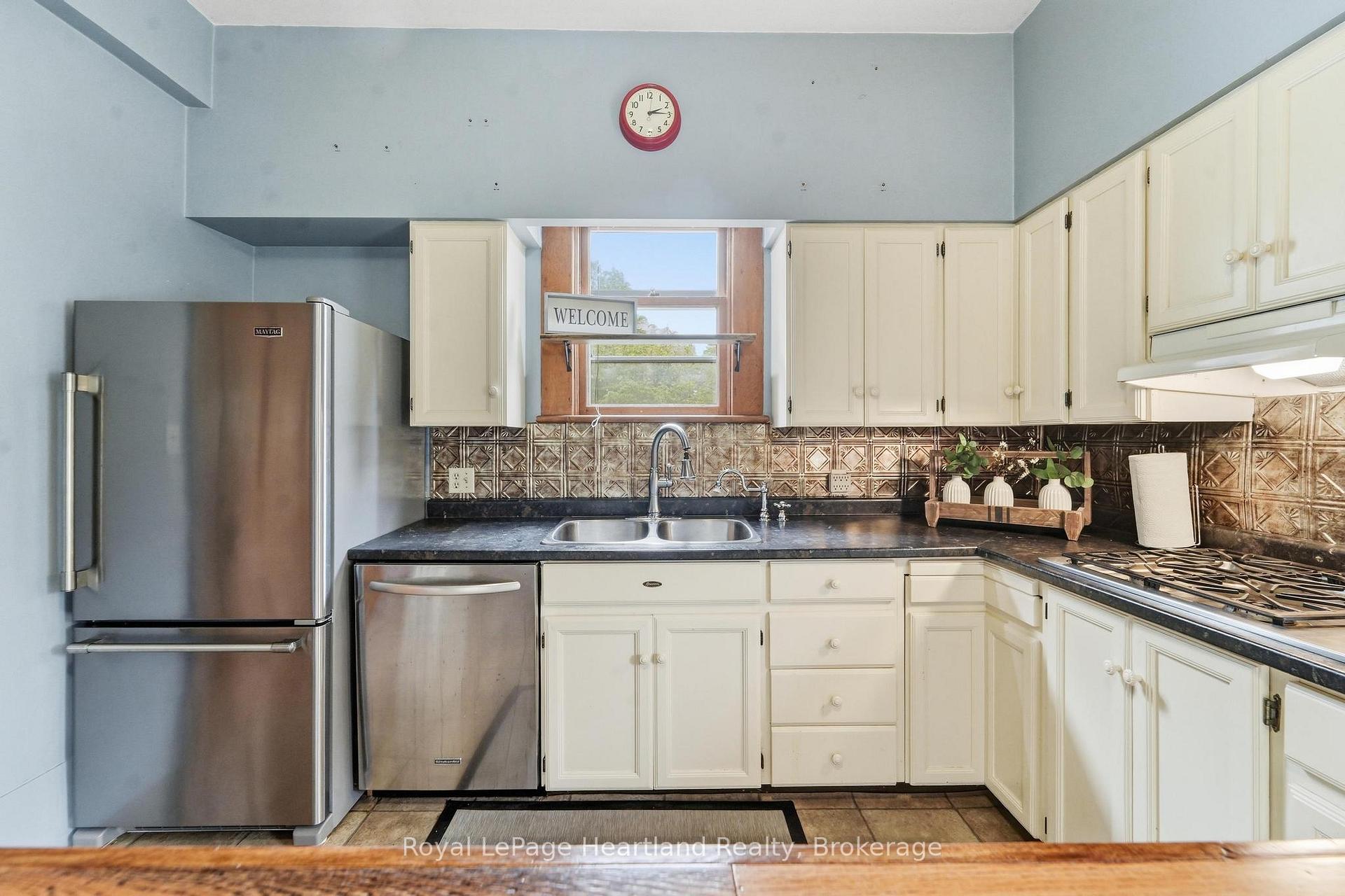 Photo 17 of 107 Wellington Street S, Goderich, Goderich (Town) — HOMEH