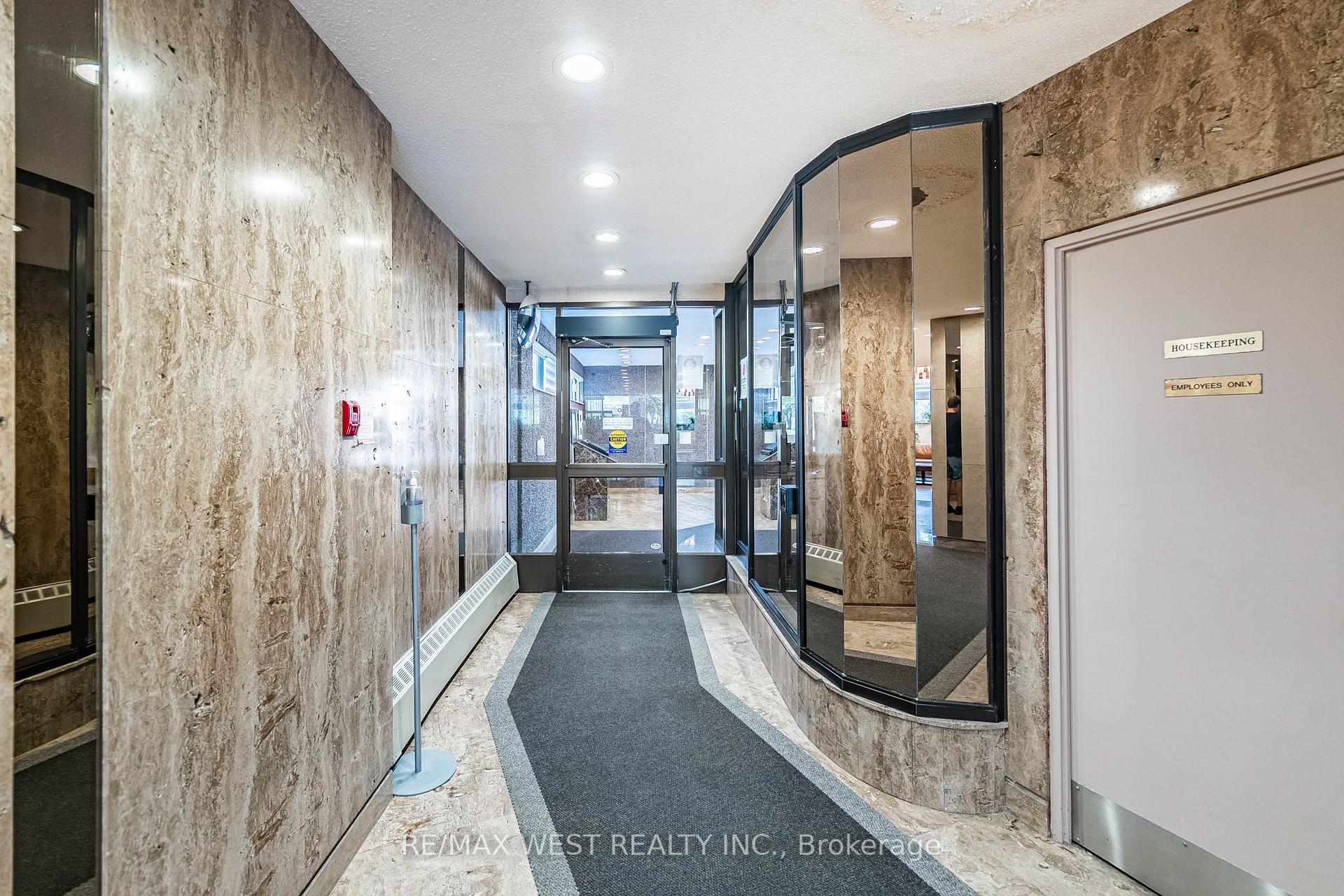 Photo 4 of Unit 1104, 11 Wincott Drive, Etobicoke, Kingsview Village-The Westway — HOMEH