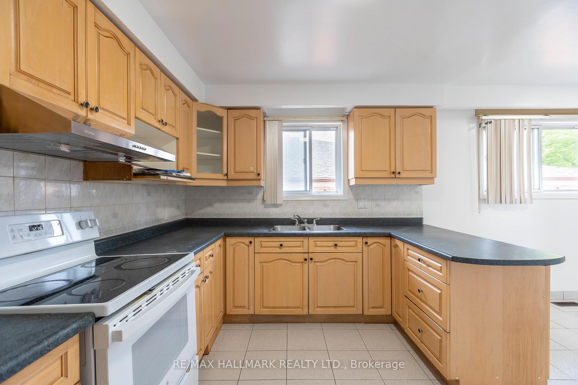Photo 8 of Unit Upper, 243 Apache Trail, North York, Pleasant View — HOMEH