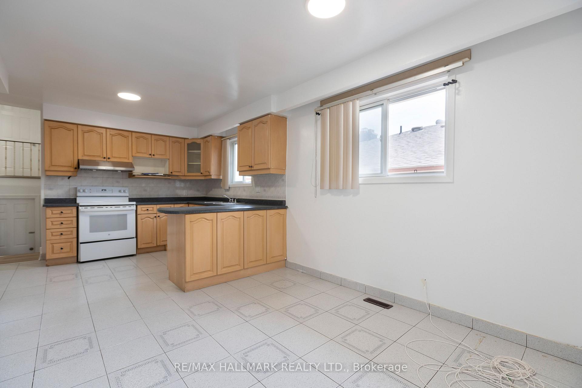Photo 9 of Unit Upper, 243 Apache Trail, North York, Pleasant View — HOMEH