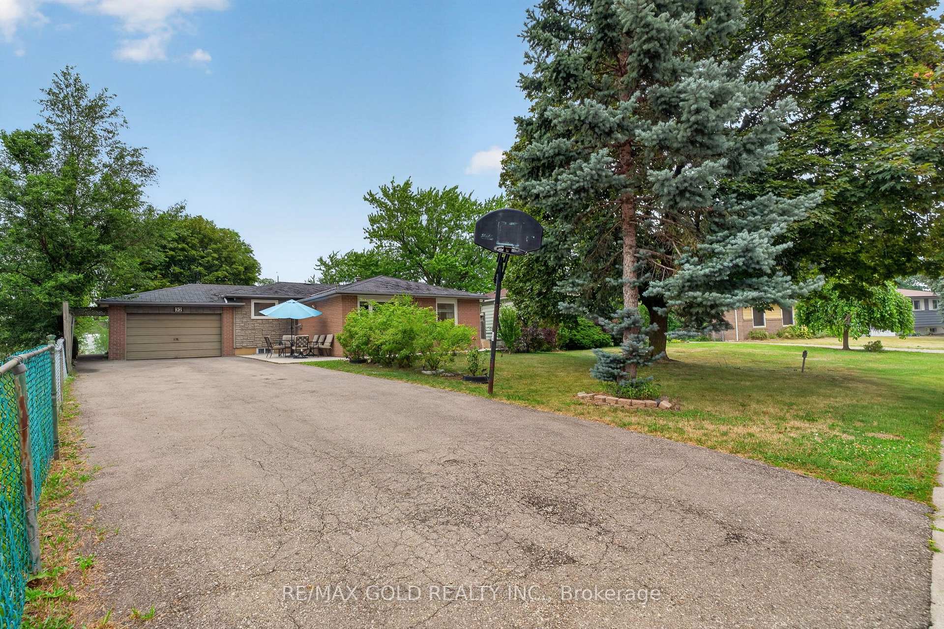 Photo 2 of 32 Dunblaine Crescent, Brampton, Southgate — HOMEH