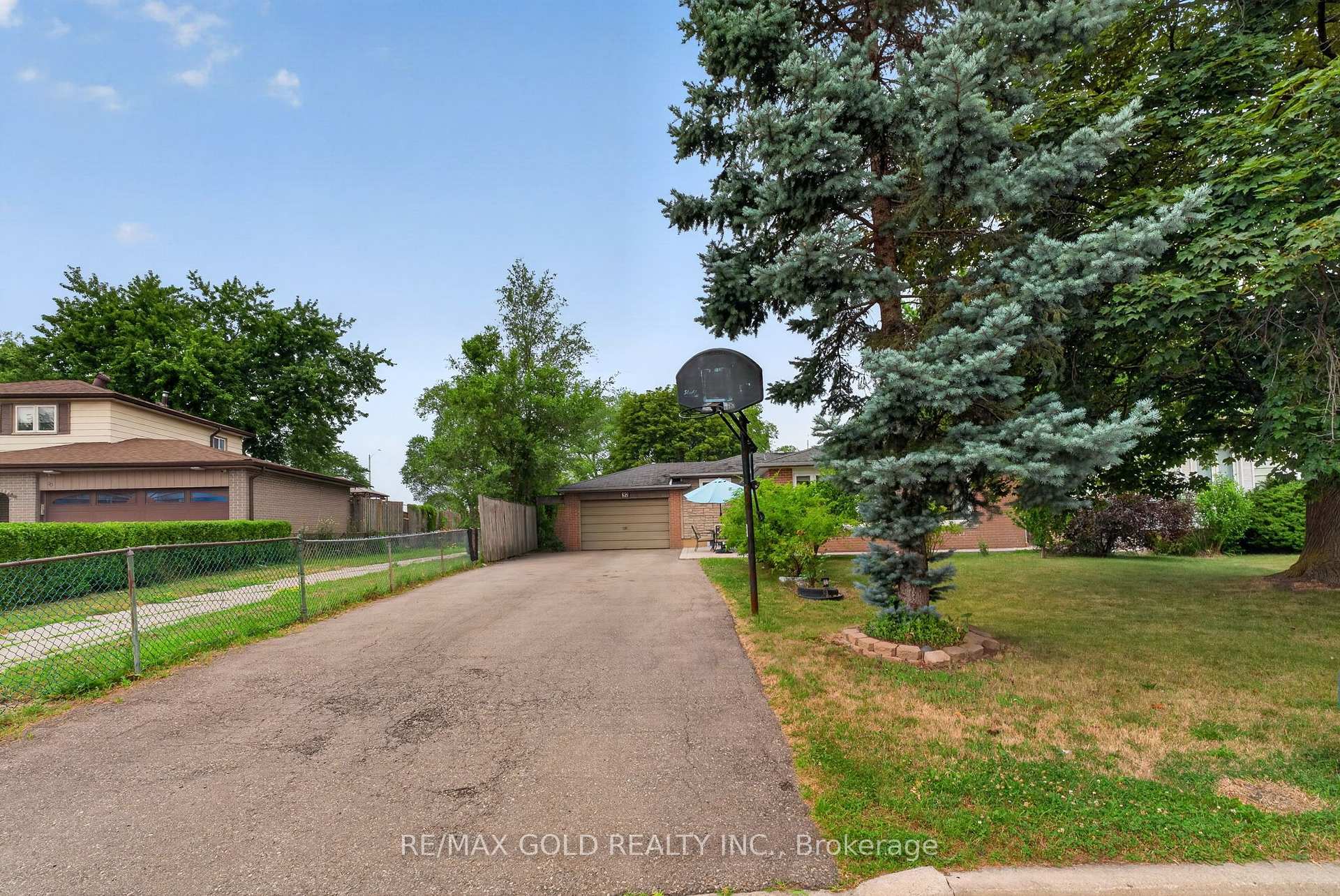 Photo 3 of 32 Dunblaine Crescent, Brampton, Southgate — HOMEH