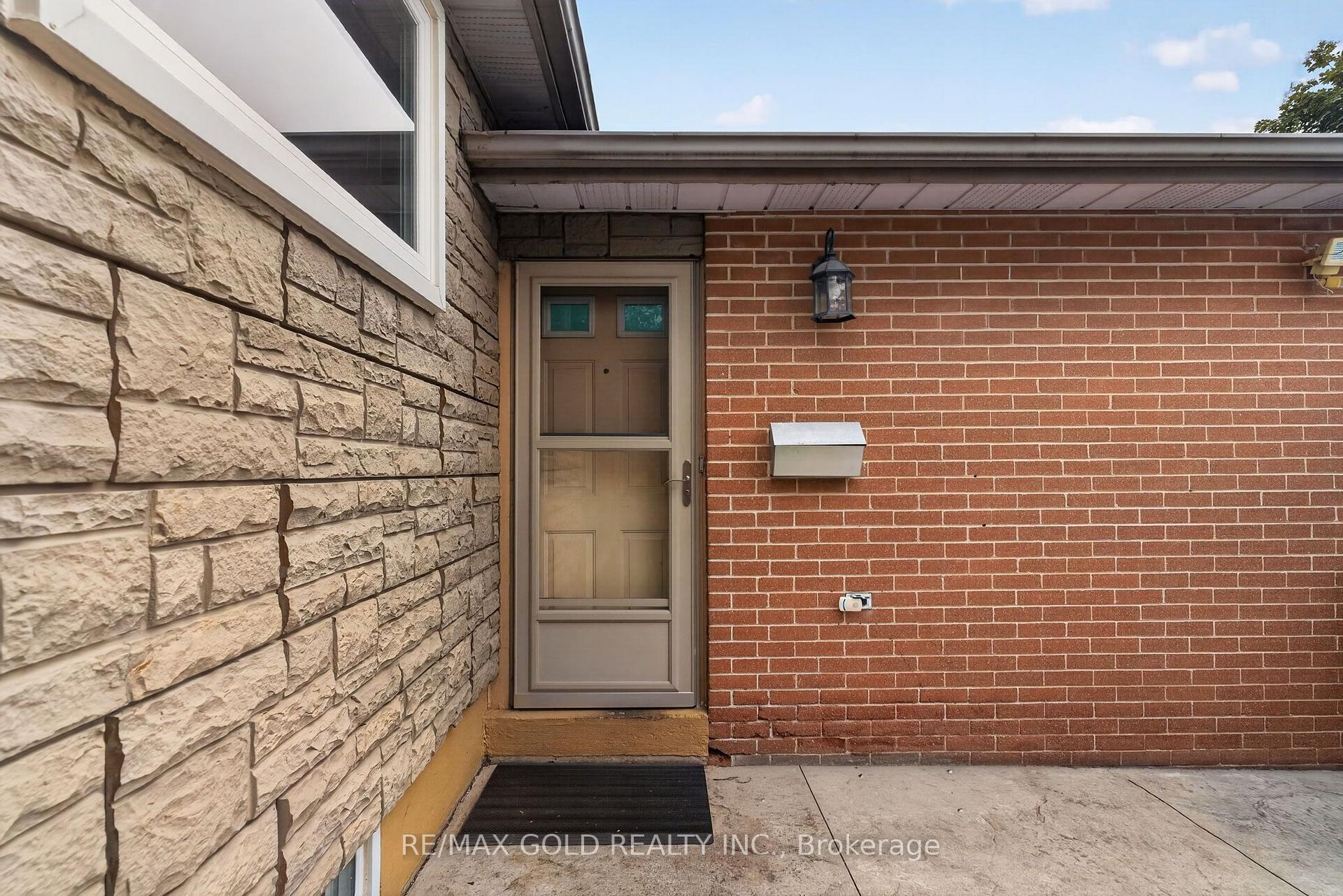 Photo 5 of 32 Dunblaine Crescent, Brampton, Southgate — HOMEH