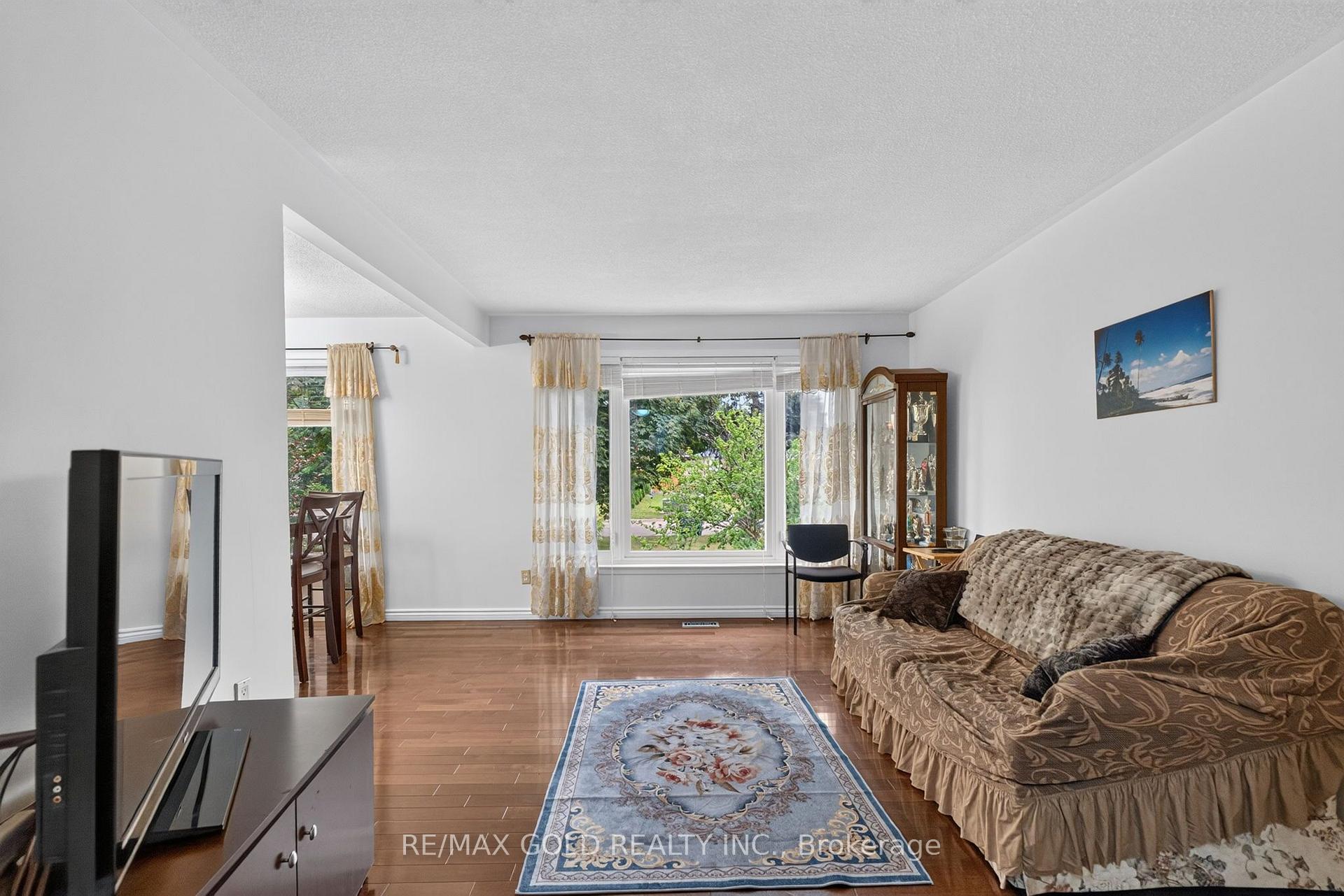 Photo 7 of 32 Dunblaine Crescent, Brampton, Southgate — HOMEH
