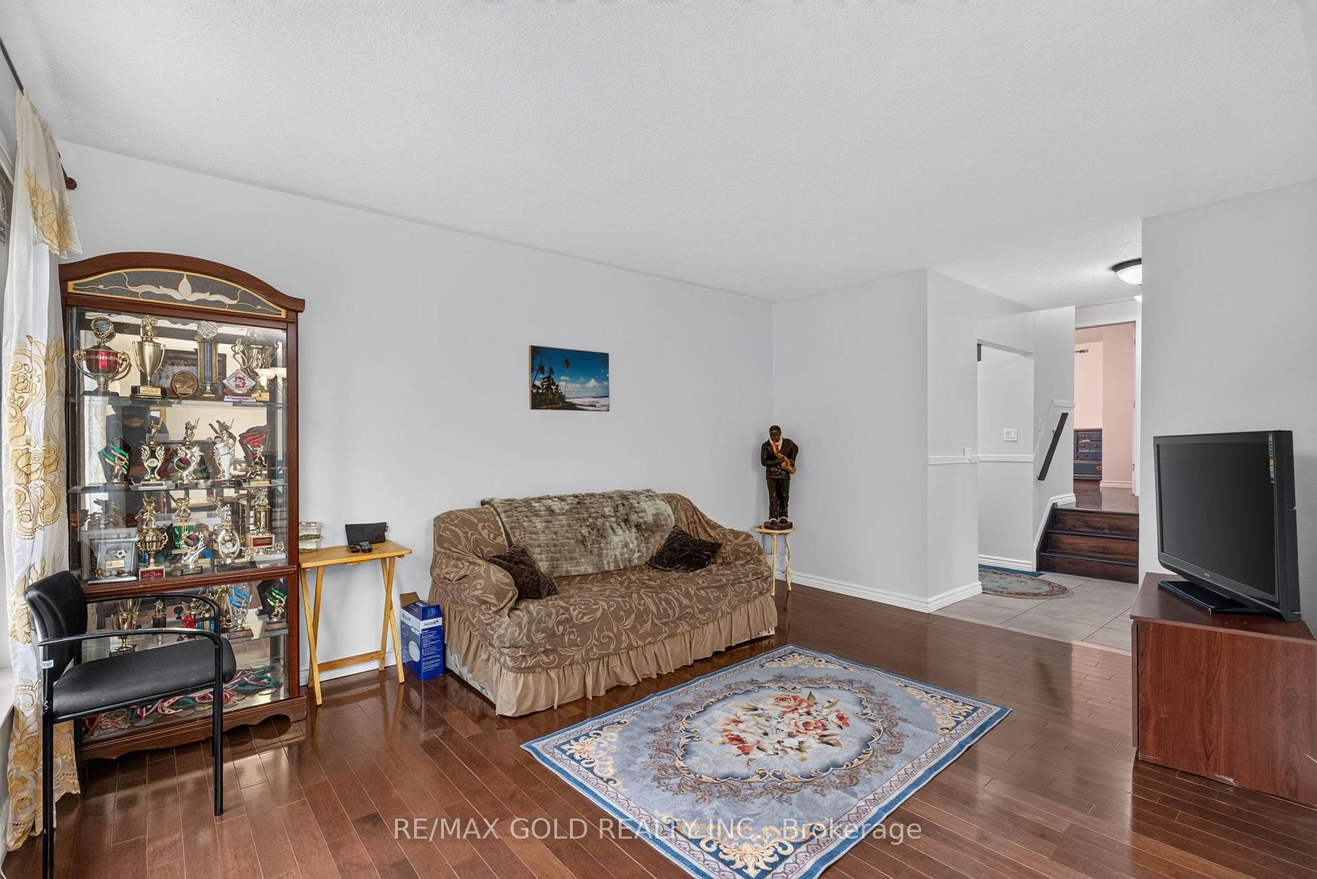 Photo 8 of 32 Dunblaine Crescent, Brampton, Southgate — HOMEH