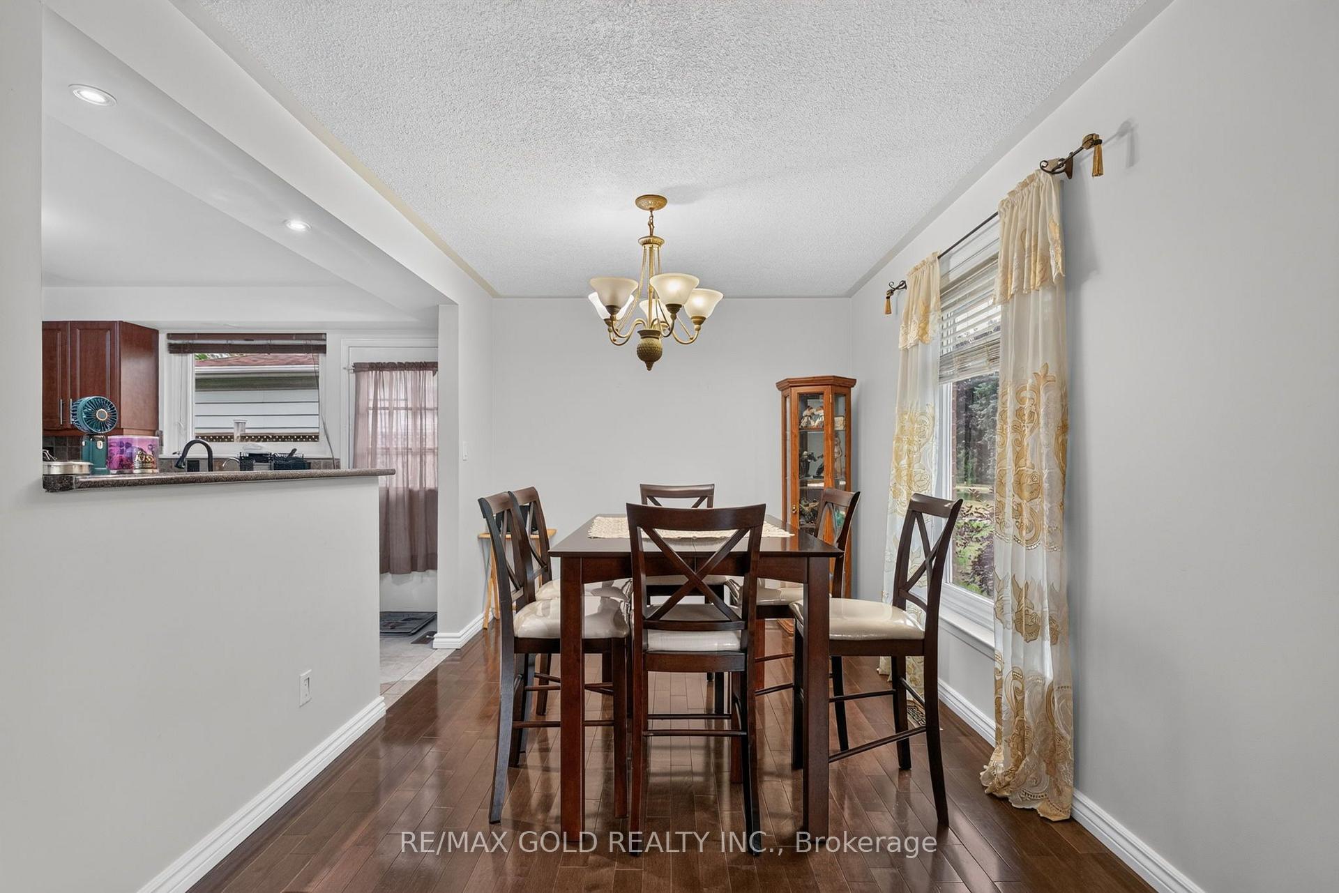Photo 10 of 32 Dunblaine Crescent, Brampton, Southgate — HOMEH