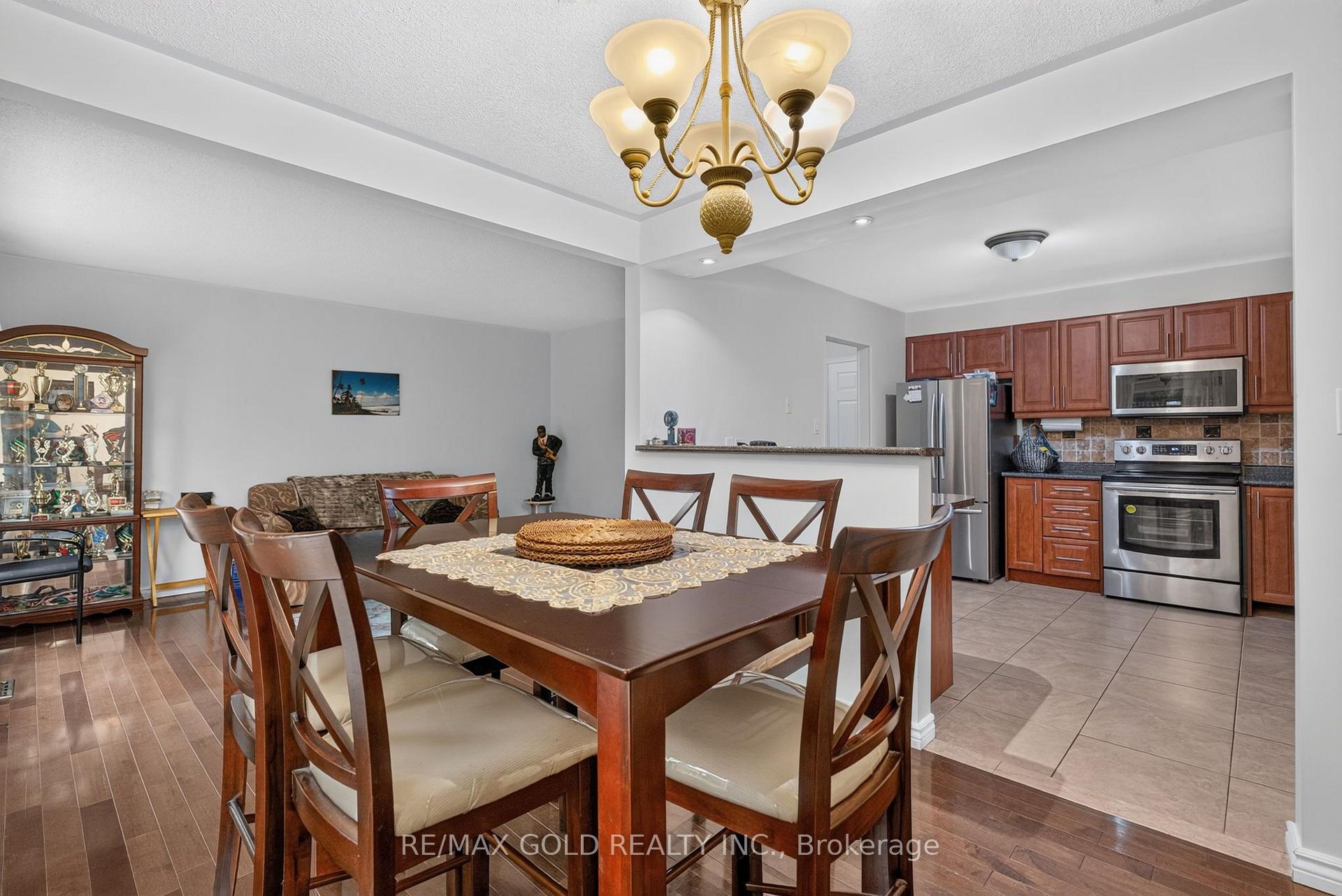 Photo 12 of 32 Dunblaine Crescent, Brampton, Southgate — HOMEH