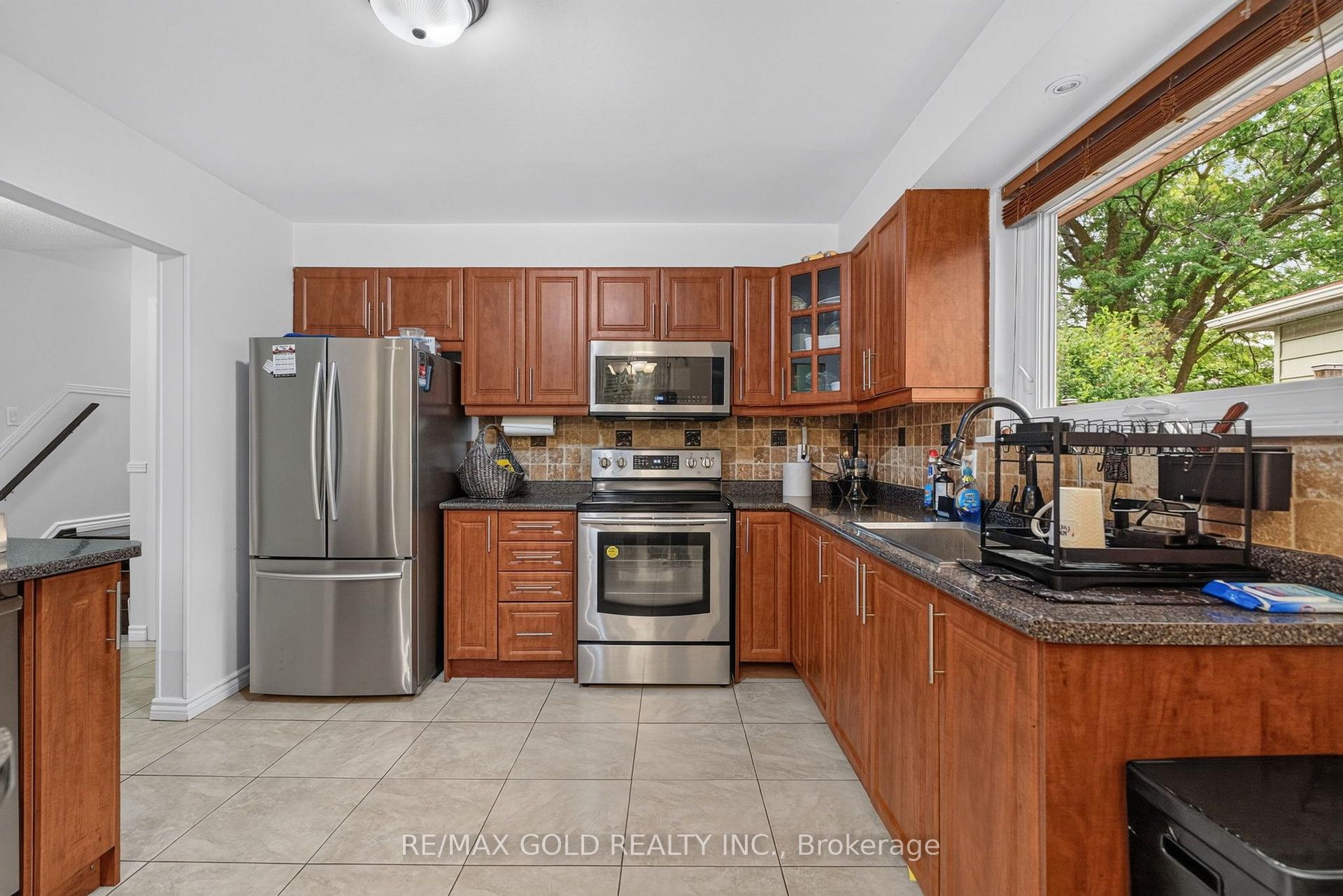 Photo 13 of 32 Dunblaine Crescent, Brampton, Southgate — HOMEH