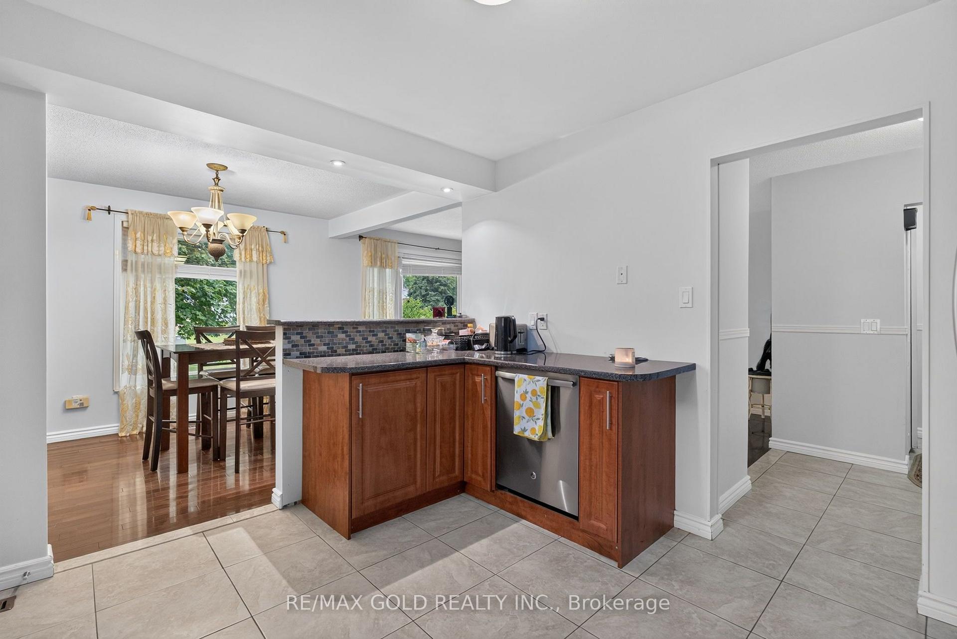 Photo 16 of 32 Dunblaine Crescent, Brampton, Southgate — HOMEH