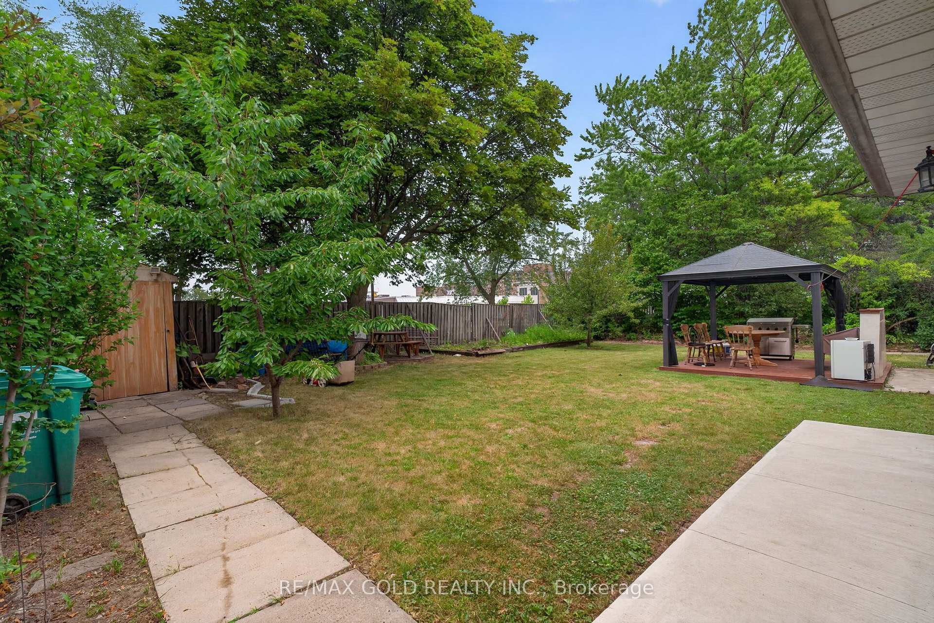 Photo 37 of 32 Dunblaine Crescent, Brampton, Southgate — HOMEH