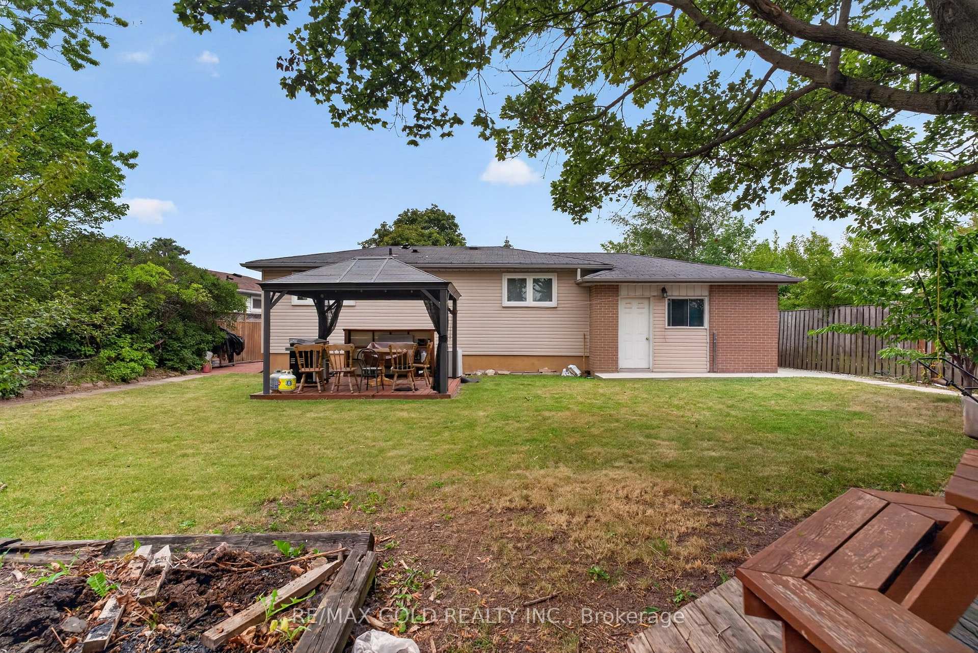 Photo 41 of 32 Dunblaine Crescent, Brampton, Southgate — HOMEH