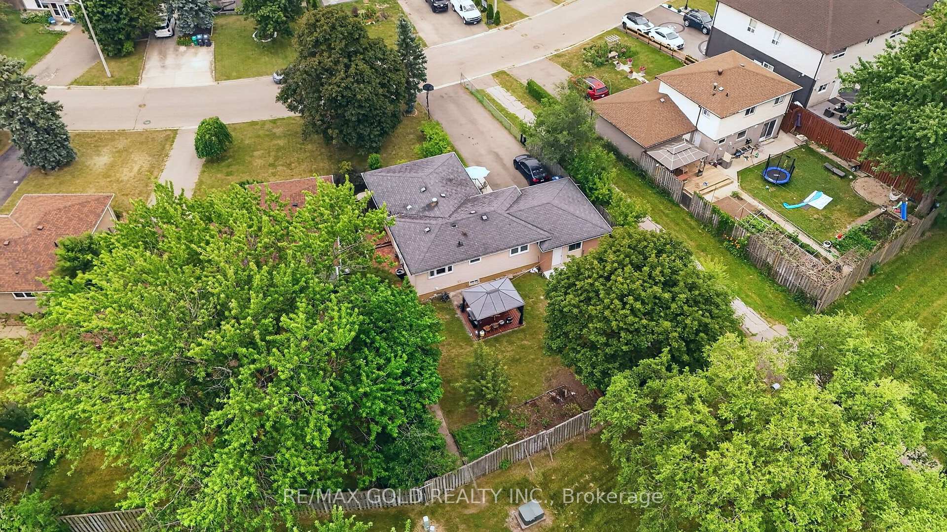 Photo 45 of 32 Dunblaine Crescent, Brampton, Southgate — HOMEH