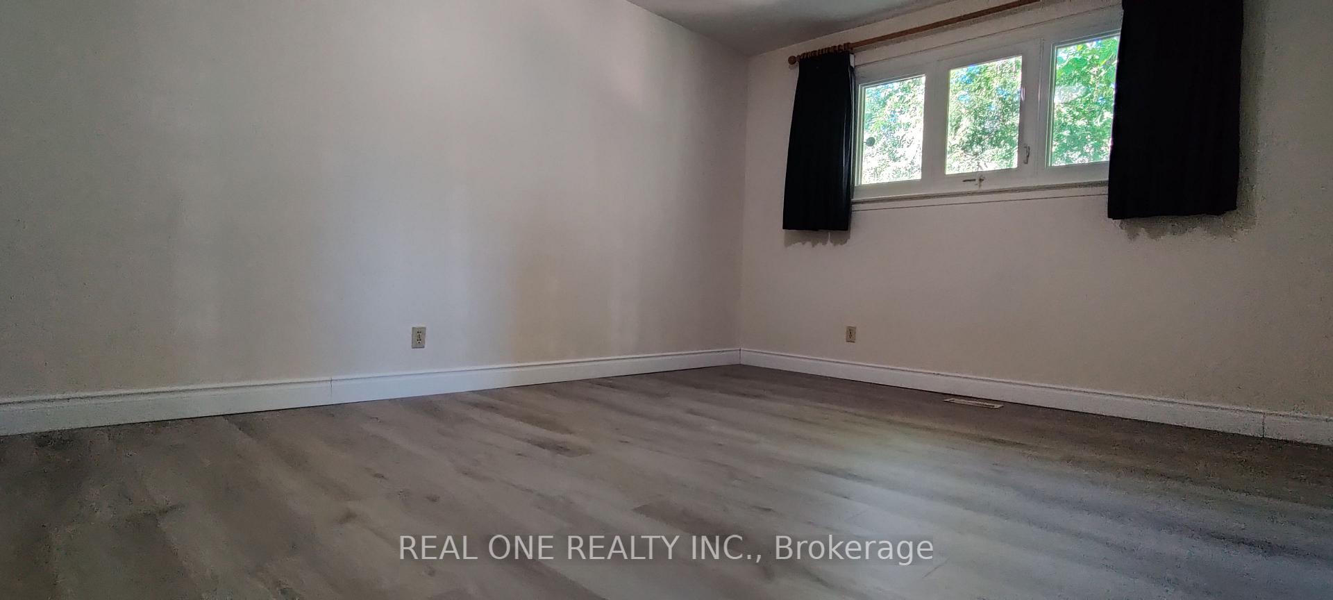 Photo 3 of Unit upper, 9 Lisburn Crescent, North York, Don Valley Village — HOMEH