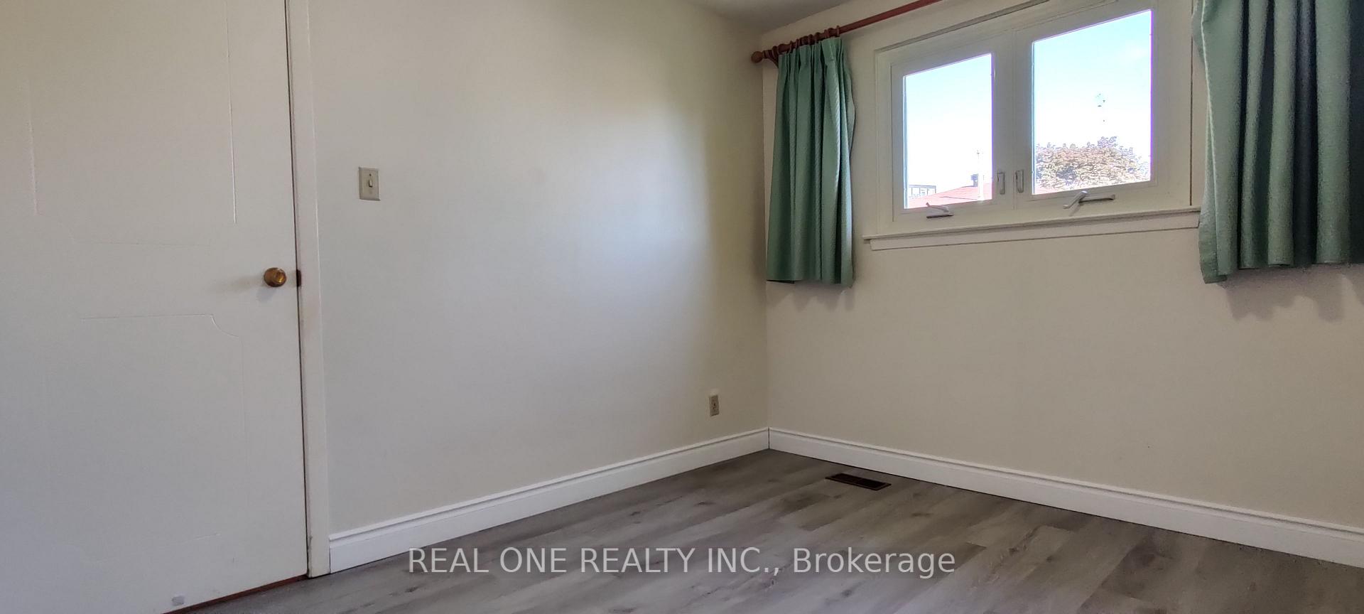 Photo 10 of Unit upper, 9 Lisburn Crescent, North York, Don Valley Village — HOMEH