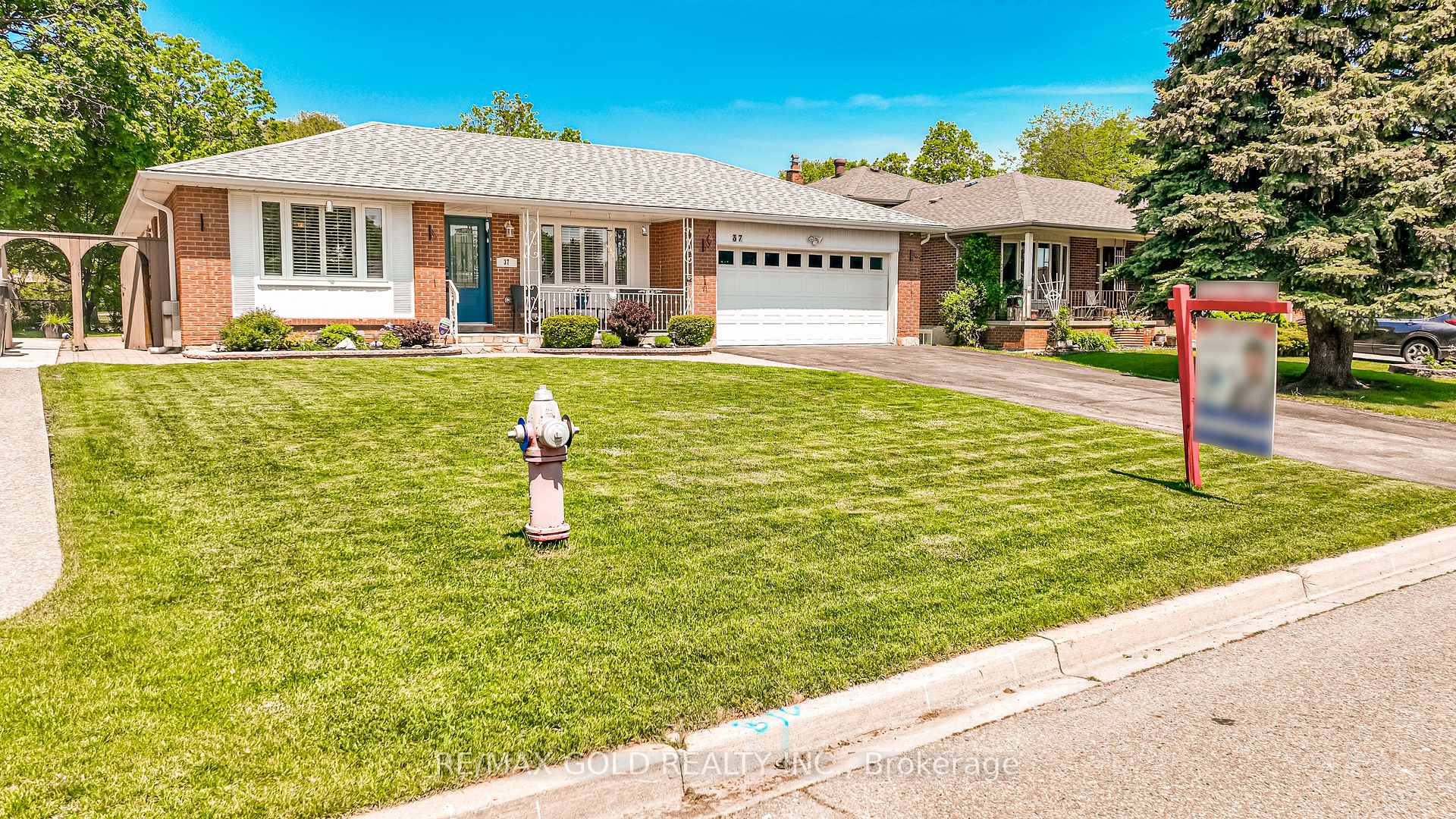 Photo 2 of 37 Devonshire Drive, Brampton, Southgate — HOMEH