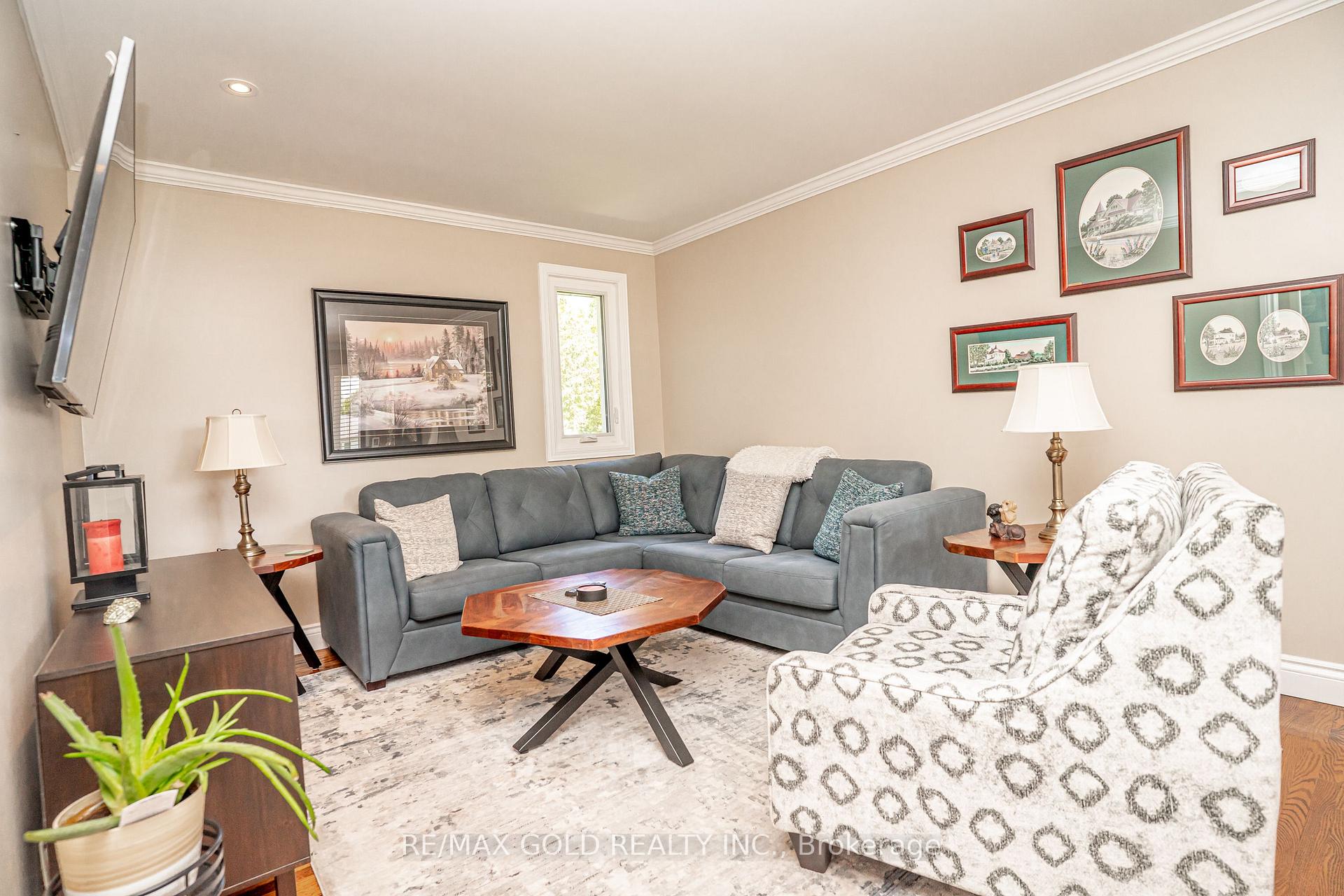 Photo 10 of 37 Devonshire Drive, Brampton, Southgate — HOMEH