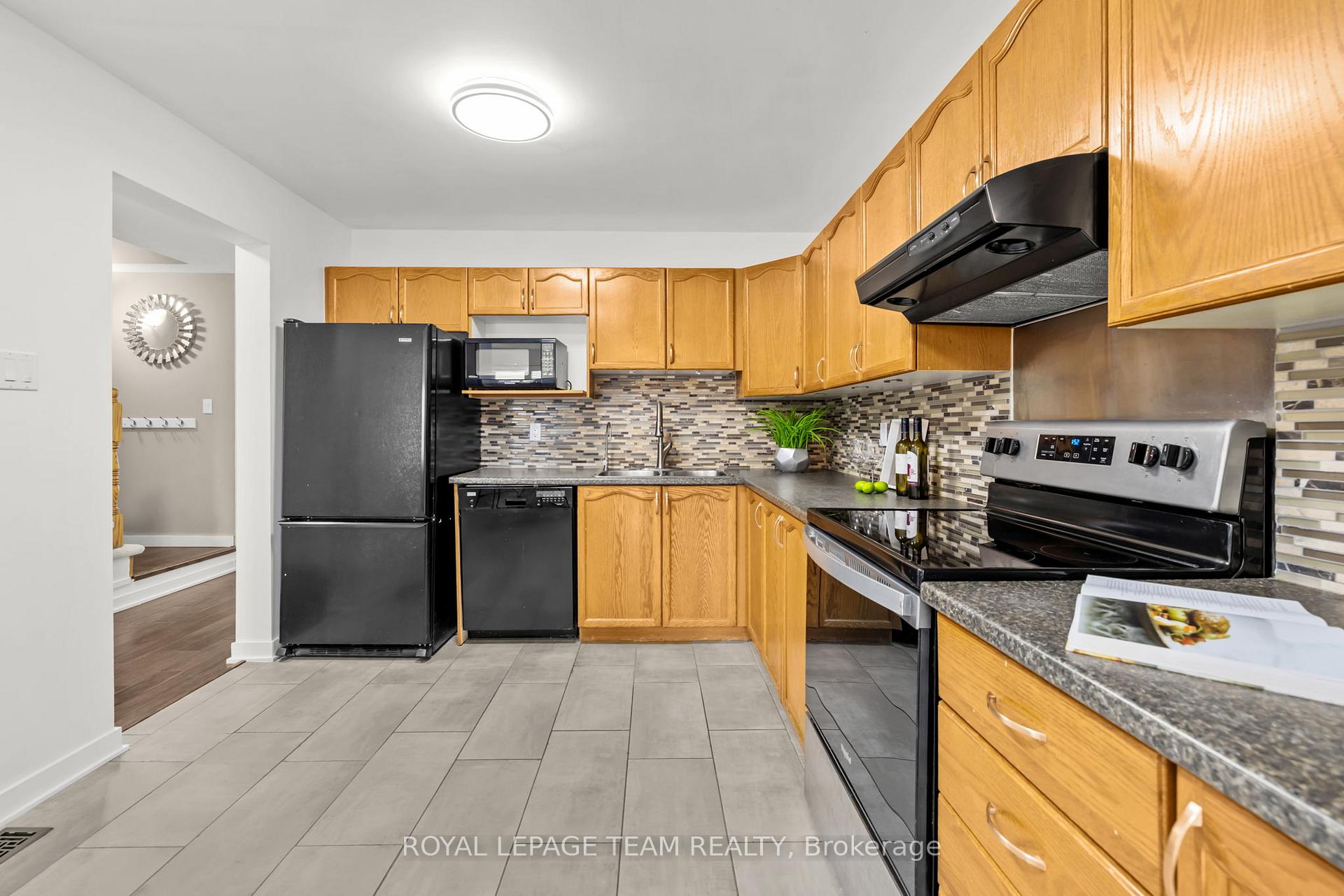 Photo 11 of 91 Winnegreen Court, Ottawa, Hunt Club Park — HOMEH