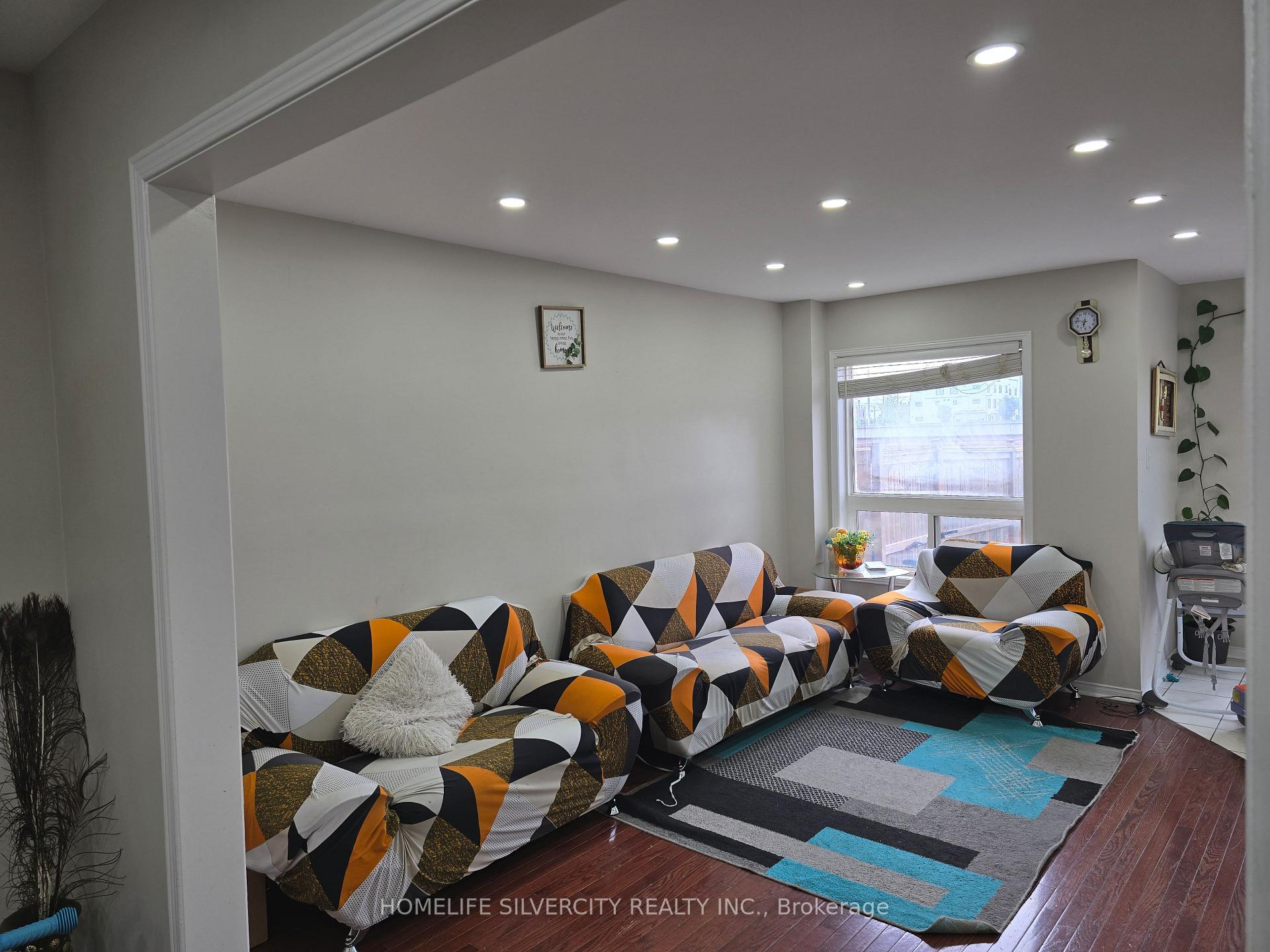 Photo 10 of 92 Tomabrook Crescent, Brampton, Sandringham-Wellington — HOMEH