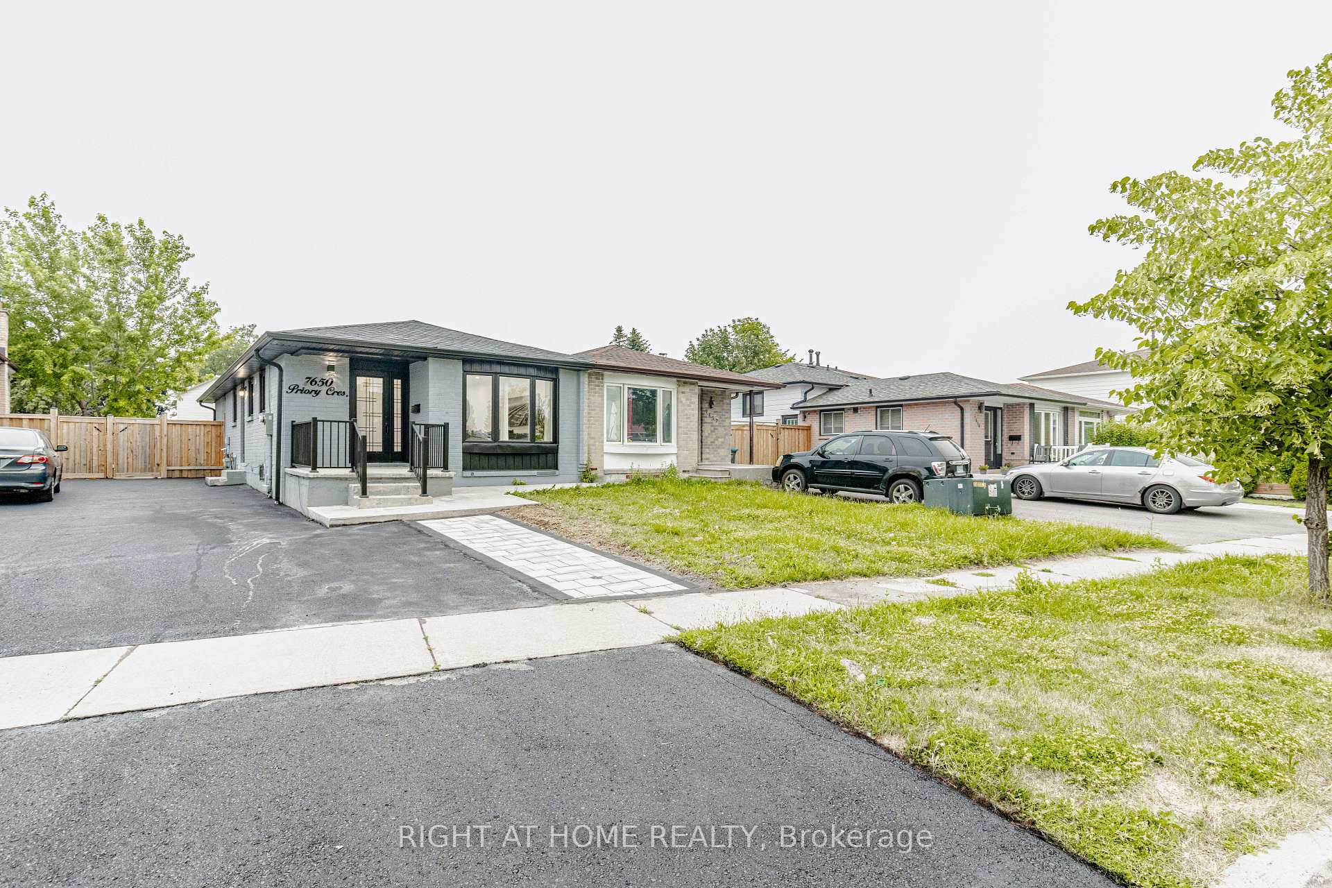 Photo 2 of 7650 Priory Crescent, Mississauga, Malton — HOMEH