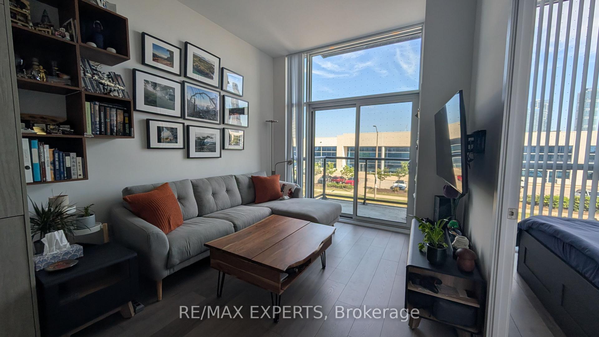 Photo 2 of 38 Honeycrisp Crescent, Vaughan, Vaughan Corporate Centre — HOMEH