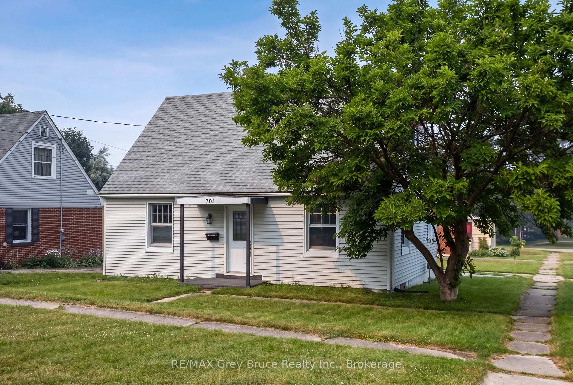 Front of 701 5th Street E