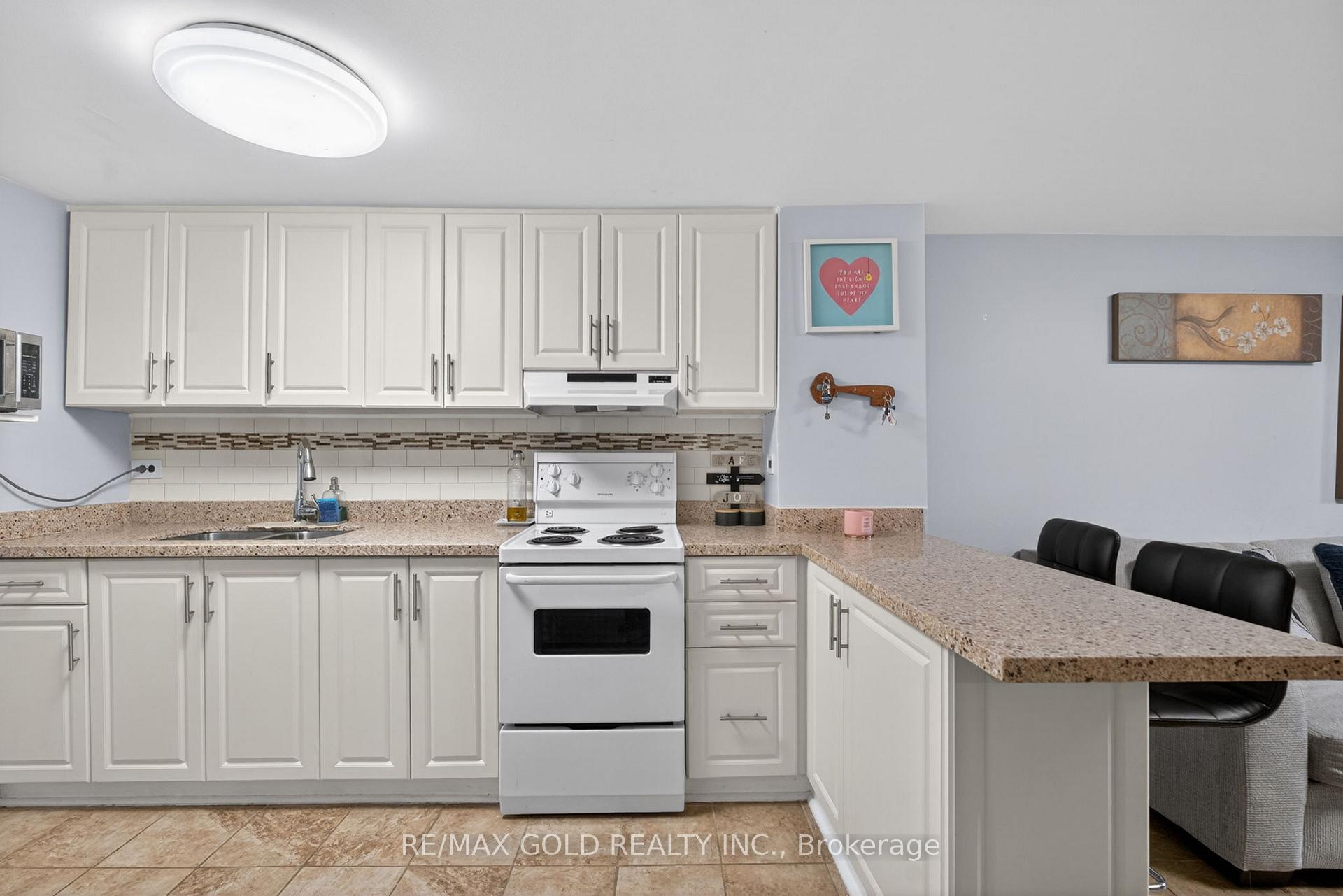 Photo 34 of 36 Belmont Drive, Brampton, Avondale — HOMEH